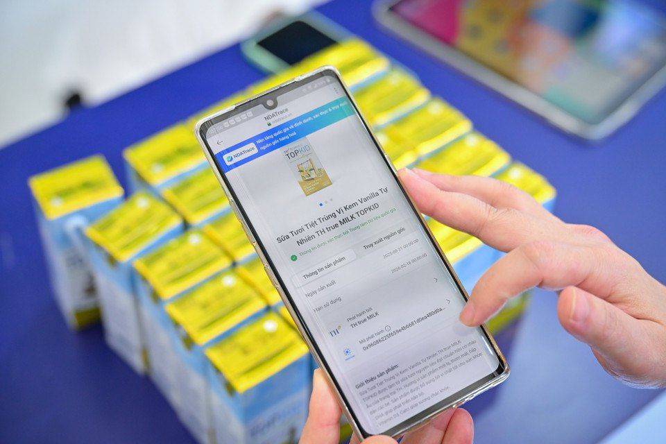 https://s3-sgn10.fptcloud.com/cdn/ndatrace-portal/images/04._Truy_xuất_nguồn_gốc_sản_phẩm_đối_với_sản_phẩm_sữa_tươi_TH_true_MILK_-_Nguồn_ảnh__Tập_đoàn_TH_1760437444.jpg