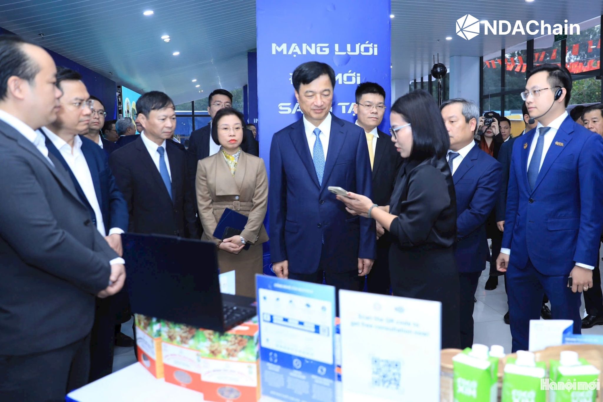 Hanoi Party Secretary Nguyen Duy Ngoc visits NDAChain booth