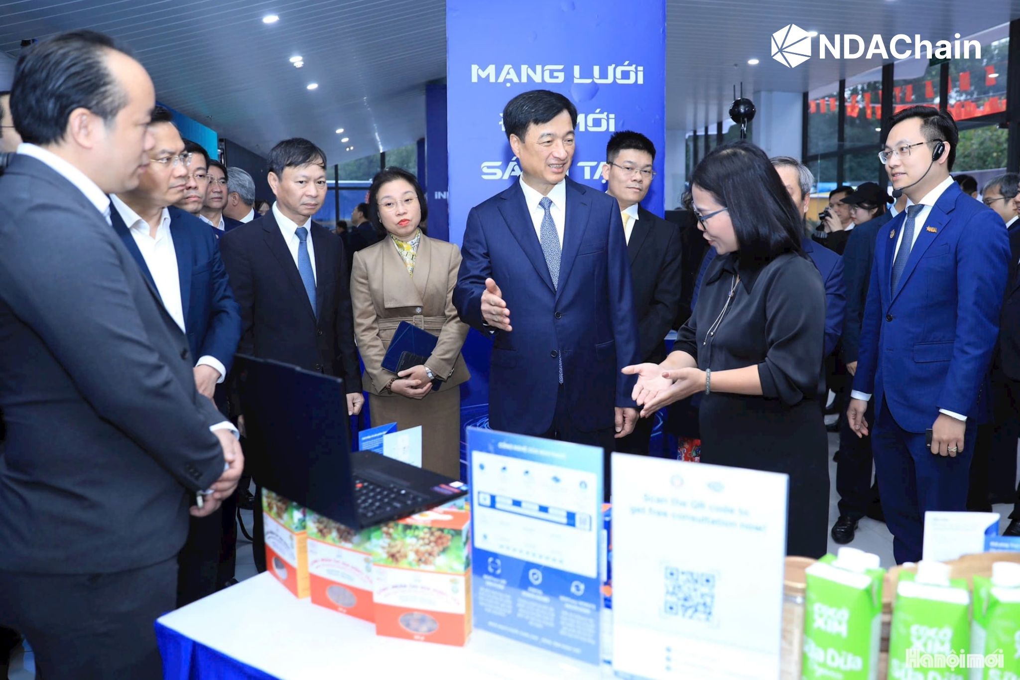 The NDAChain development team presented the NDAChain solution to Hanoi Party Secretary Nguyen Duy Ngoc.