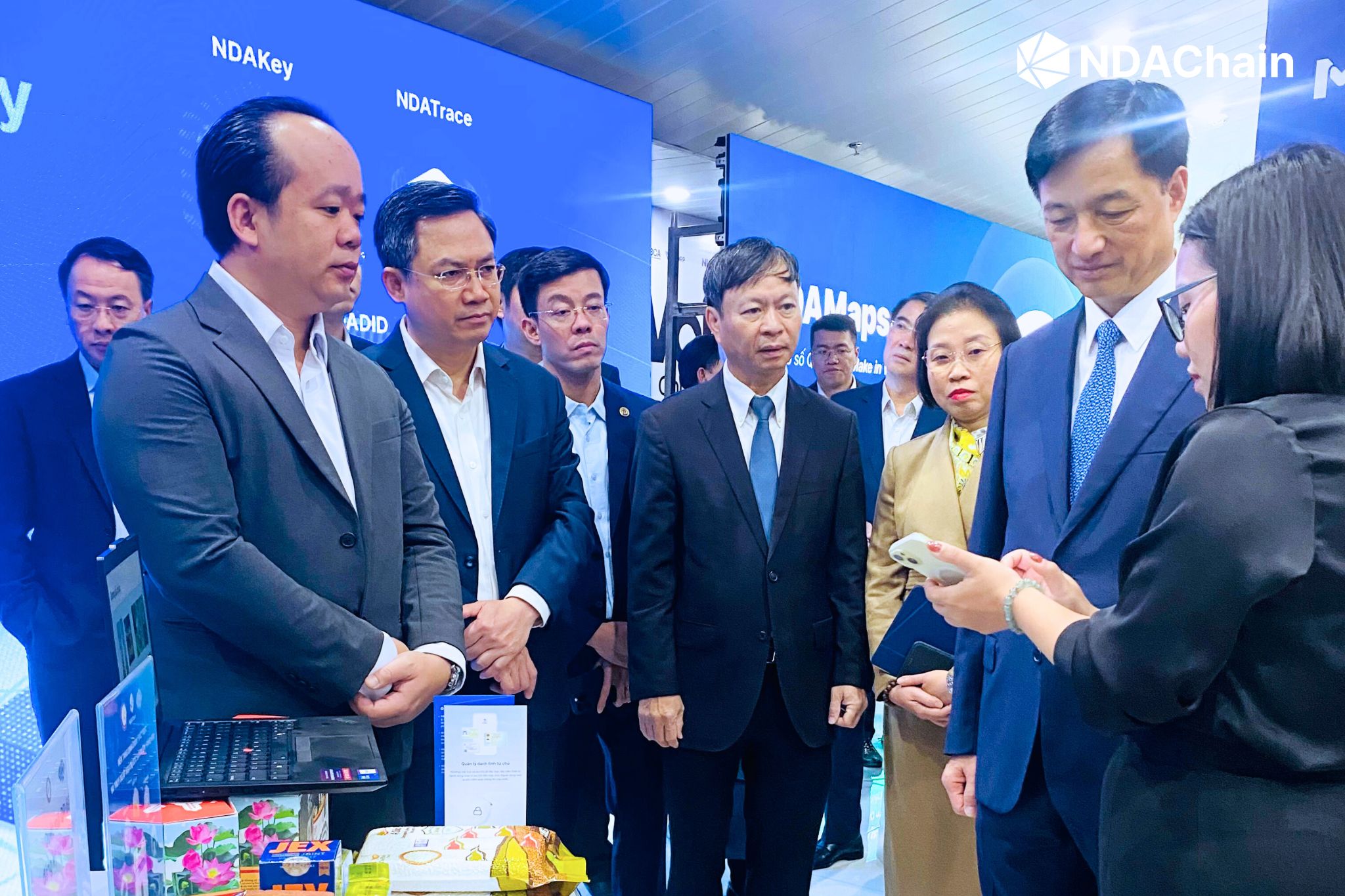 Leaders of ministries and government agencies visited the NDAChain booth at the exhibition.