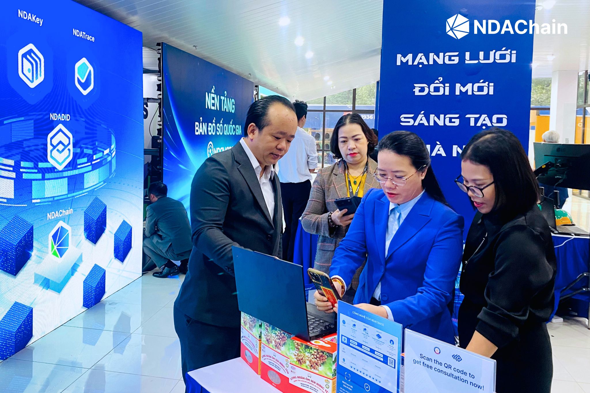 Leaders from ministries and government agencies visited and experienced the NDAChain solution.