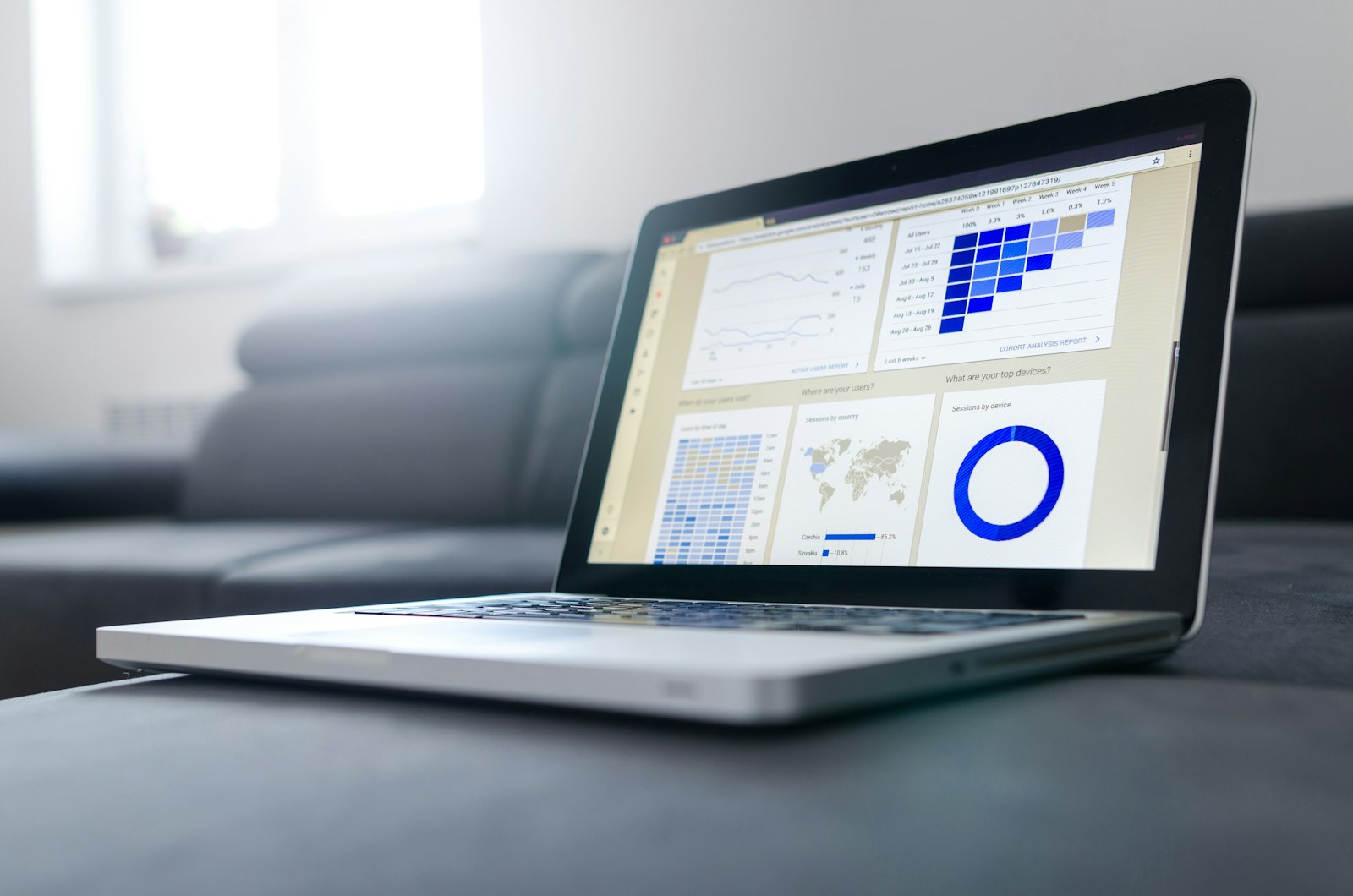 Chuyển Từ Excel Sang Phần Mềm CRM Mà Không Làm Thất Lạc Một Khách Hàng Nào