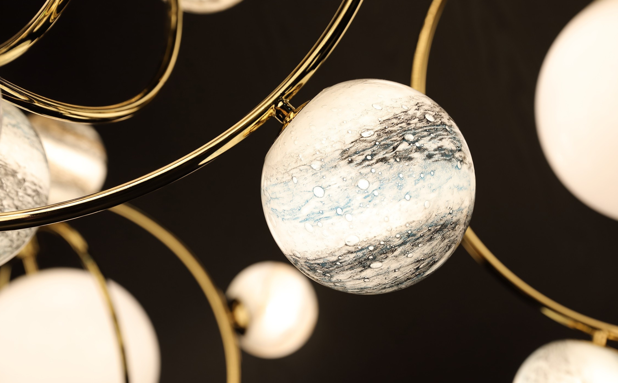 Interstellar: When Light Recreates a Universe in Miniature