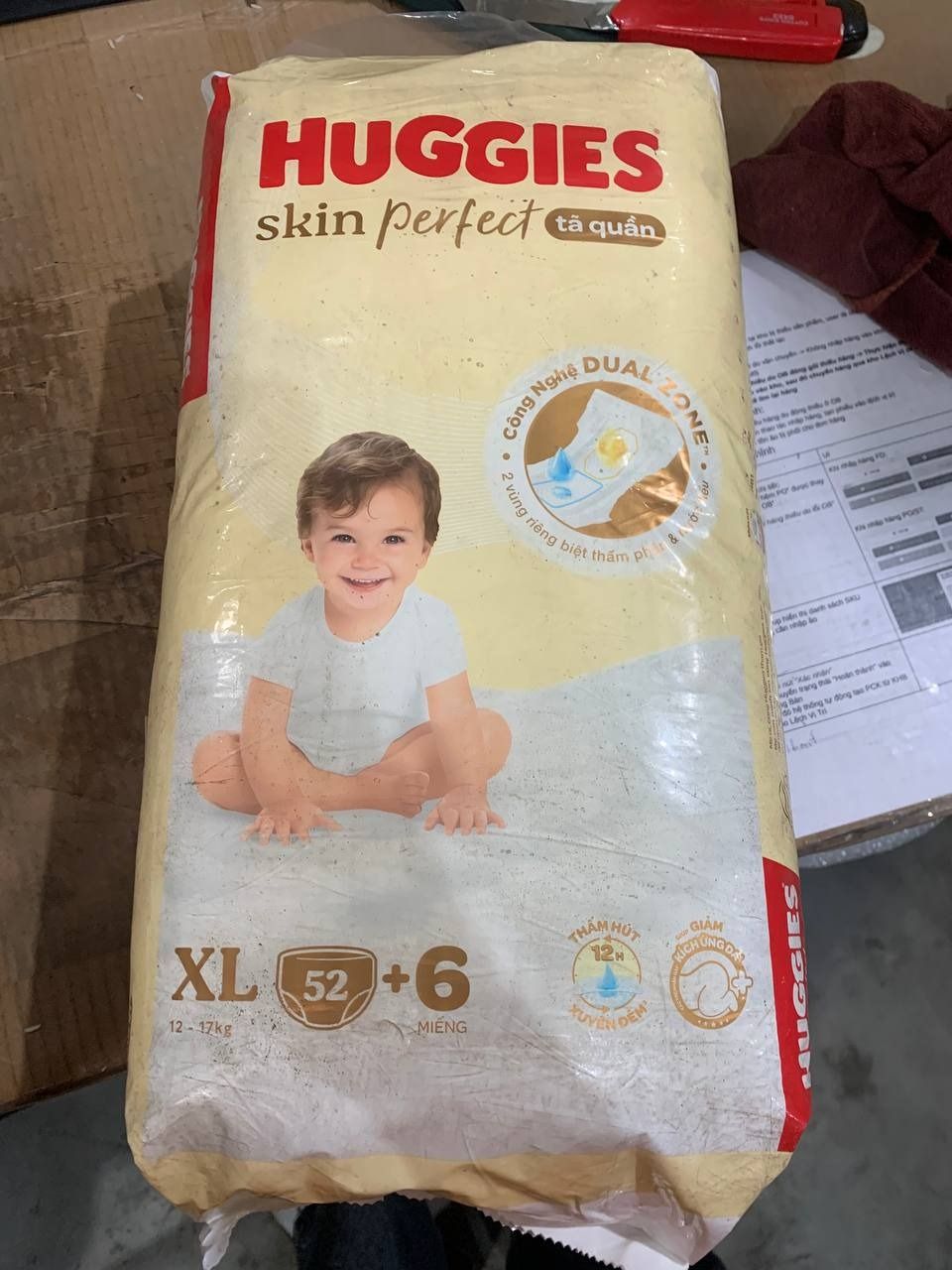 [Gift] Tã quần Huggies Skin Perfect XL Super Jumbo 52+6 miếng với 2 vùng thấm giảm kích ứng da - Mẫu ngẫu nhiên