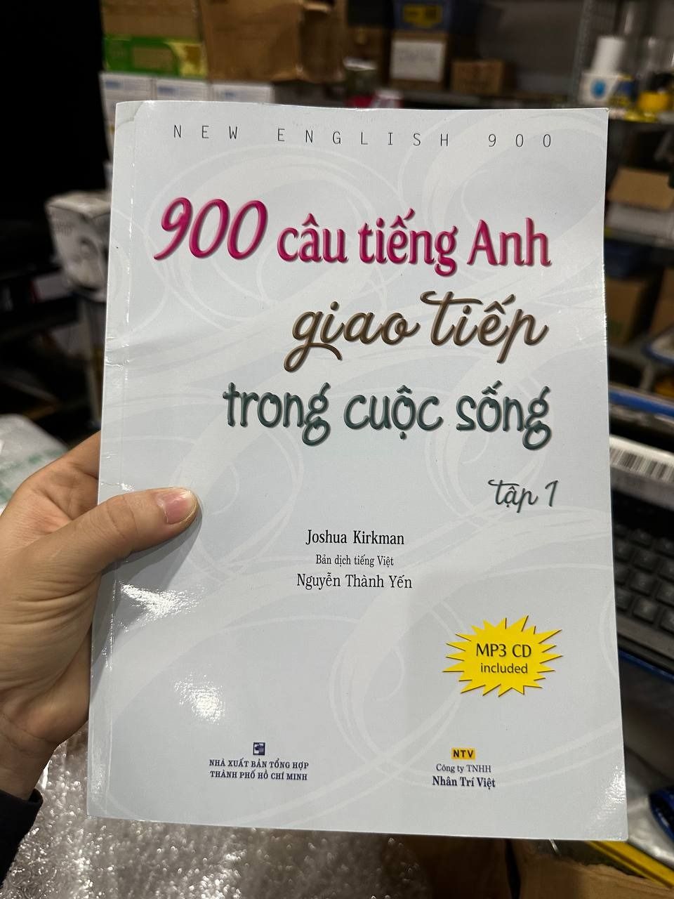 Sách 900 Câu Tiếng Anh Giao Tiếp Trong Cuộc Sống - Tập 1 (Kèm file MP3) (Tái Bản)