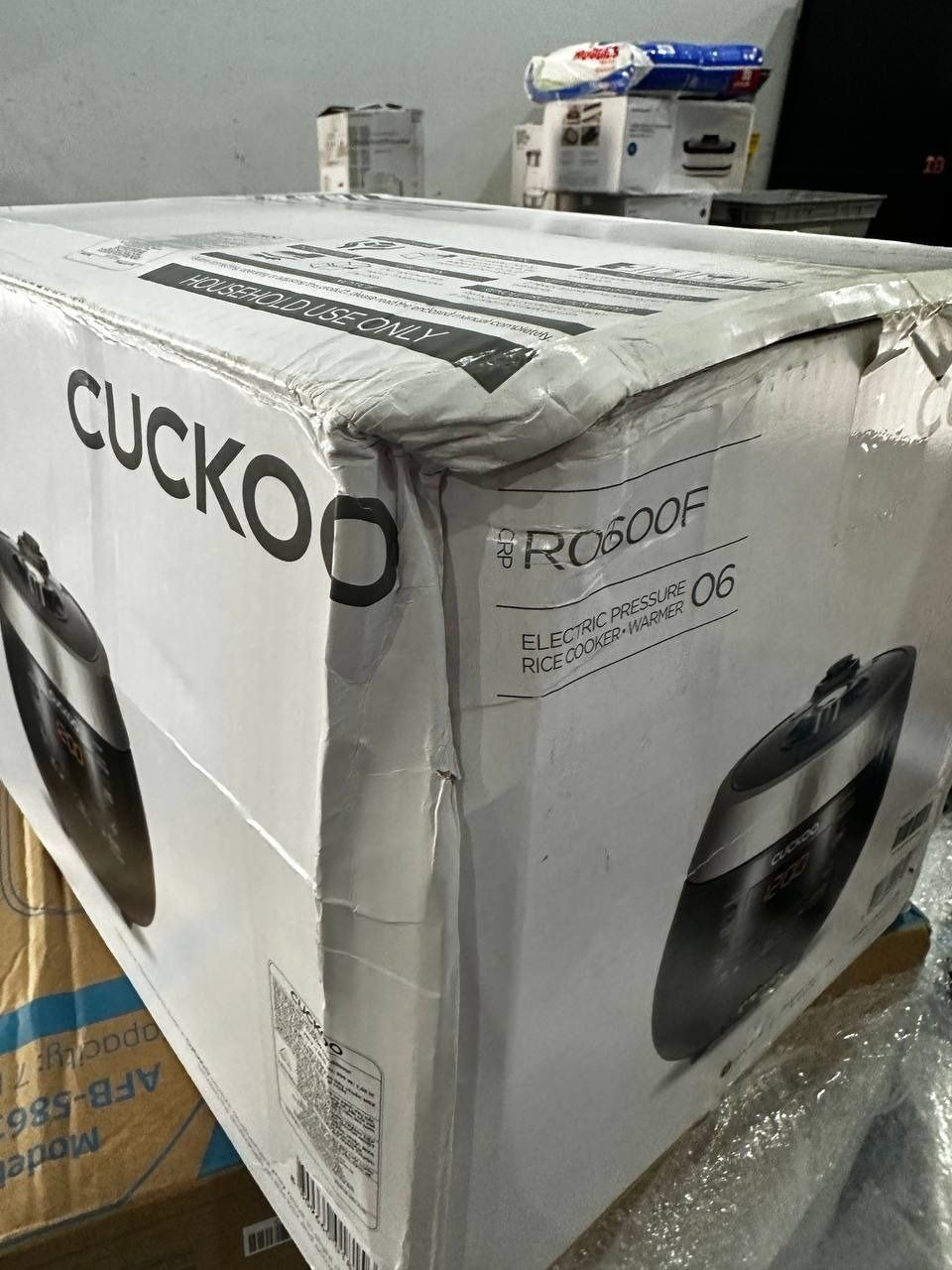 Nồi cơm điện tử áp suất Cuckoo 1.08 lít CRP-R0600F màu đen - Bản Quốc Tế tiếng Anh - Hàng chính hãng