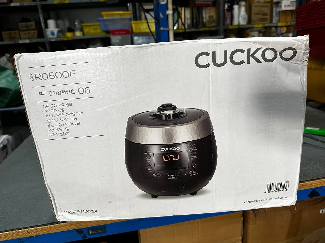 Nồi cơm điện tử áp suất Cuckoo 1.08 lít CRP-R0600F màu đen - Bản Quốc Tế tiếng Anh - Hàng chính hãng