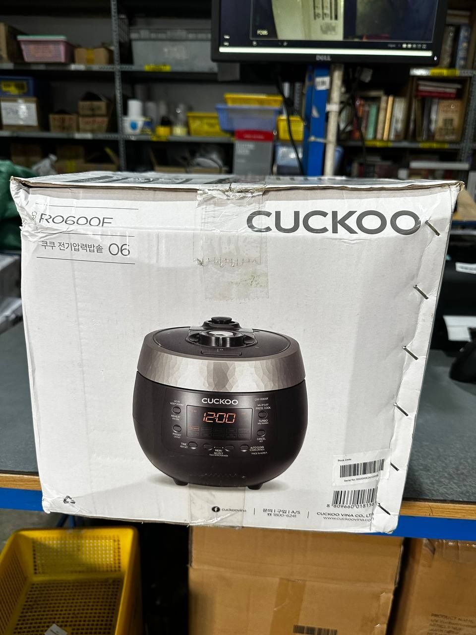 Nồi cơm điện tử áp suất Cuckoo 1.08 lít CRP-R0600F màu đen - Bản Quốc Tế tiếng Anh - Hàng chính hãng