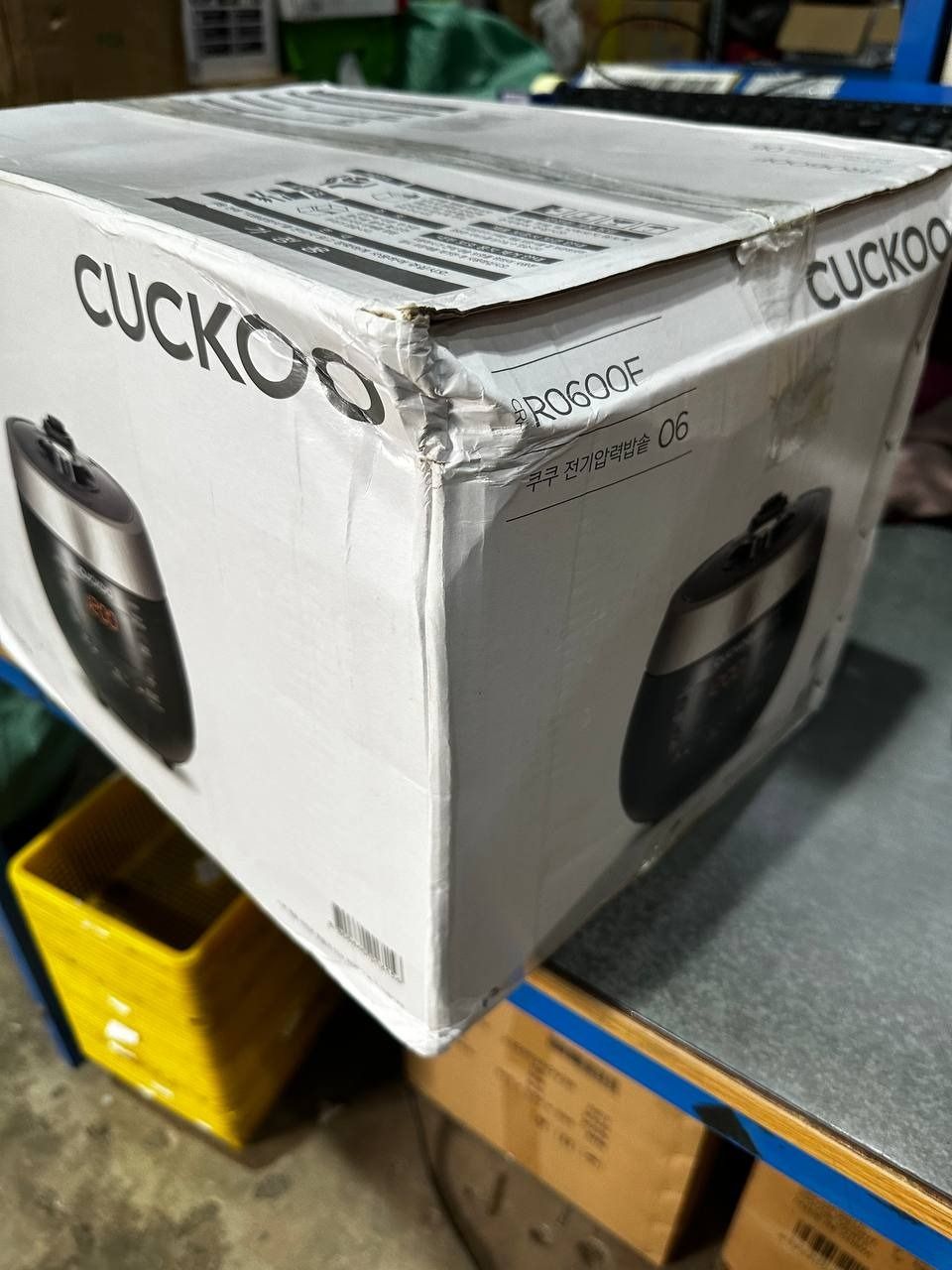 Nồi cơm điện tử áp suất Cuckoo 1.08 lít CRP-R0600F màu đen - Bản Quốc Tế tiếng Anh - Hàng chính hãng