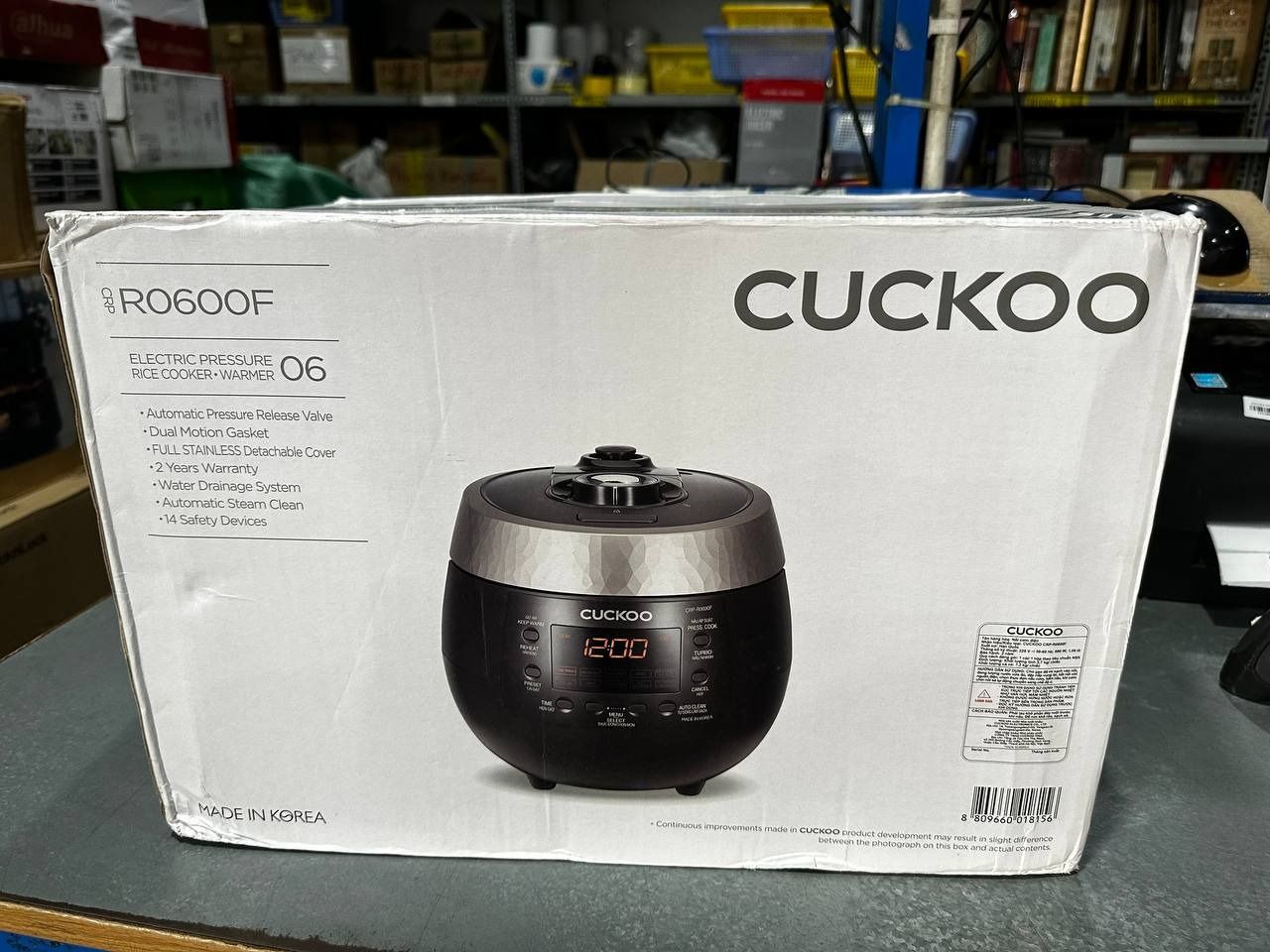 Nồi cơm điện tử áp suất Cuckoo 1.08 lít CRP-R0600F màu đen - Bản Quốc Tế tiếng Anh - Hàng chính hãng