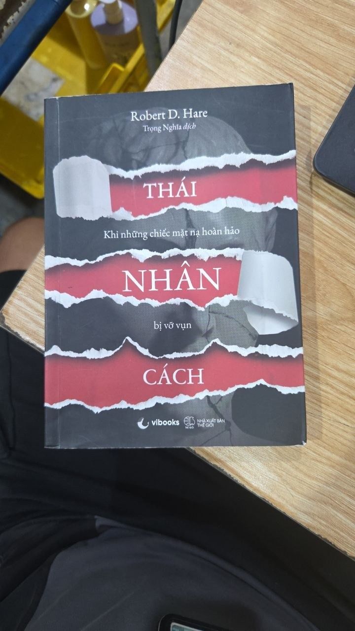 Sách Thái Nhân Cách: Khi Những Chiếc Mặt Nạ Hoàn Hảo Bị Vỡ Vụn