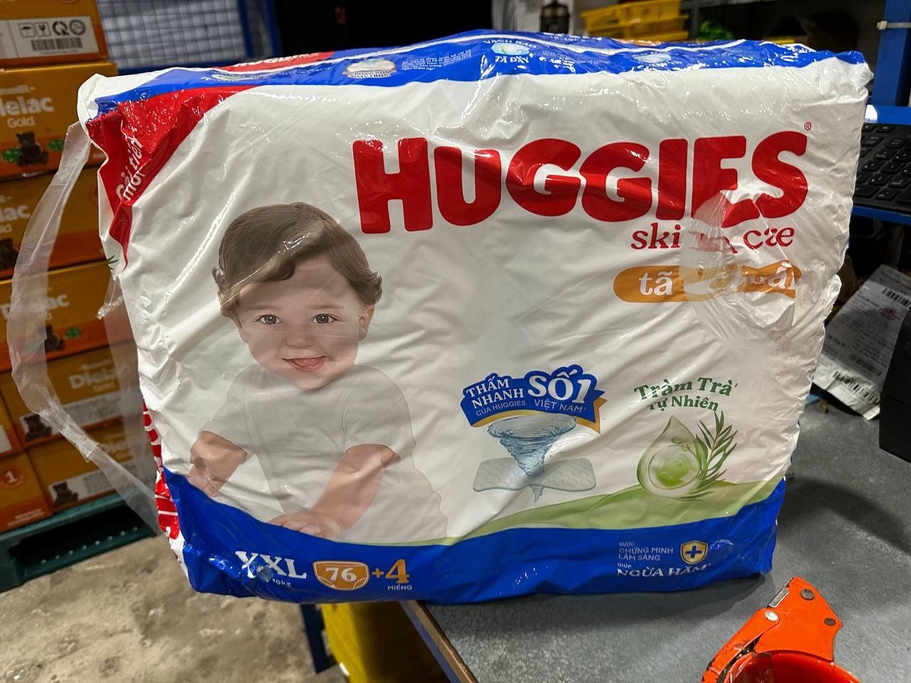Tã/bỉm quần Huggies Skin Care Mega Jumbo XXL76+4 miếng với tràm trà dịu da