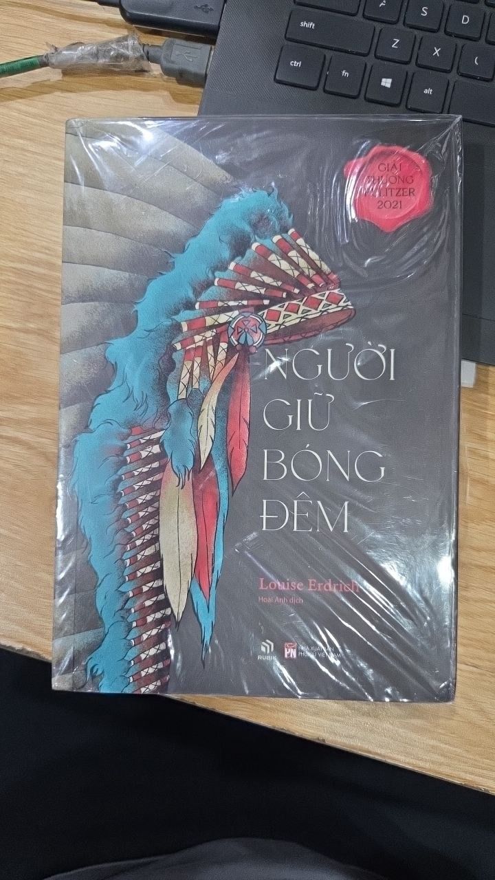 Sách Người Giữ Bóng Đêm