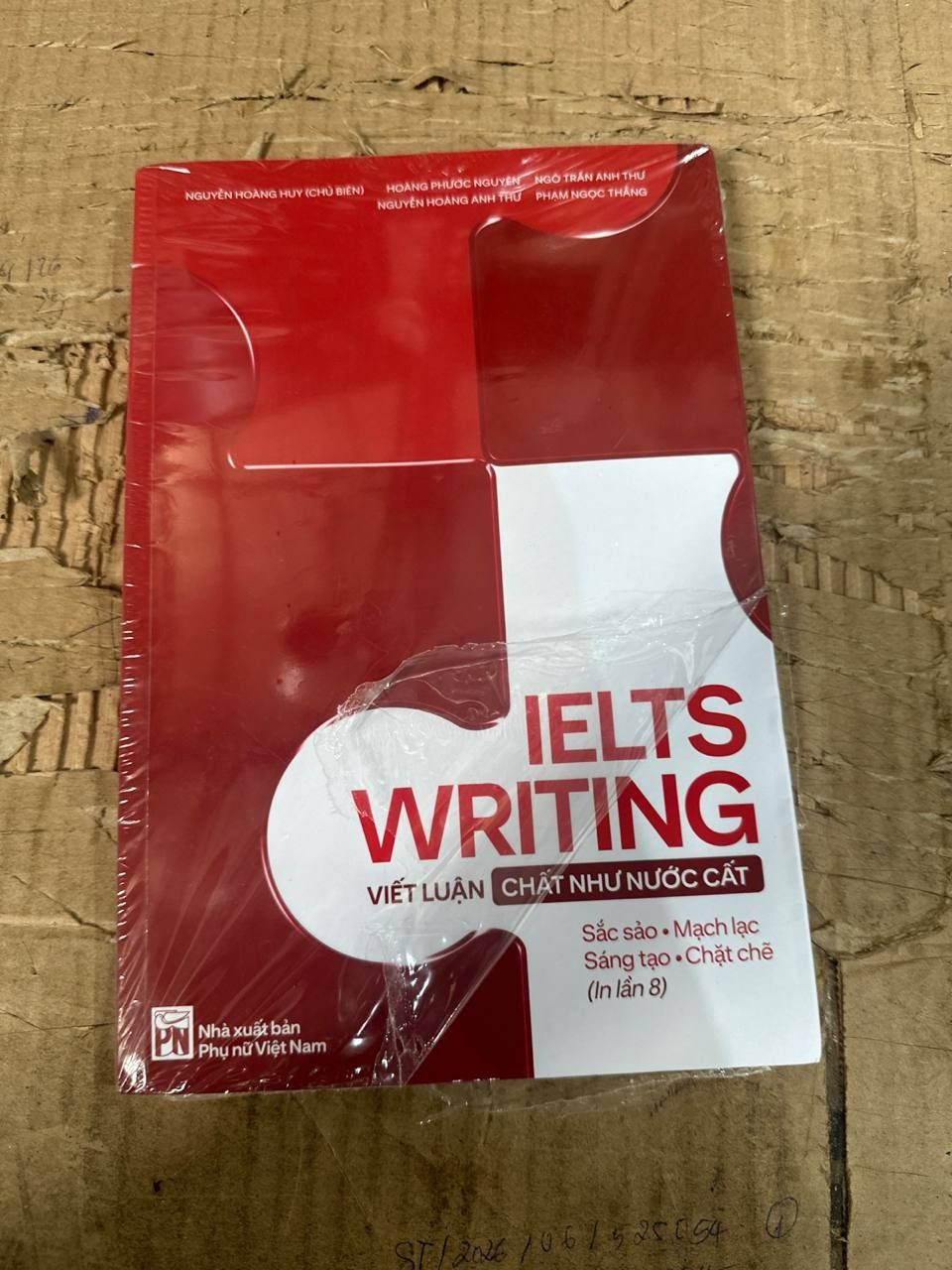 Sách IELTS Writing: Viết Luận “Chất Như Nước Cất”