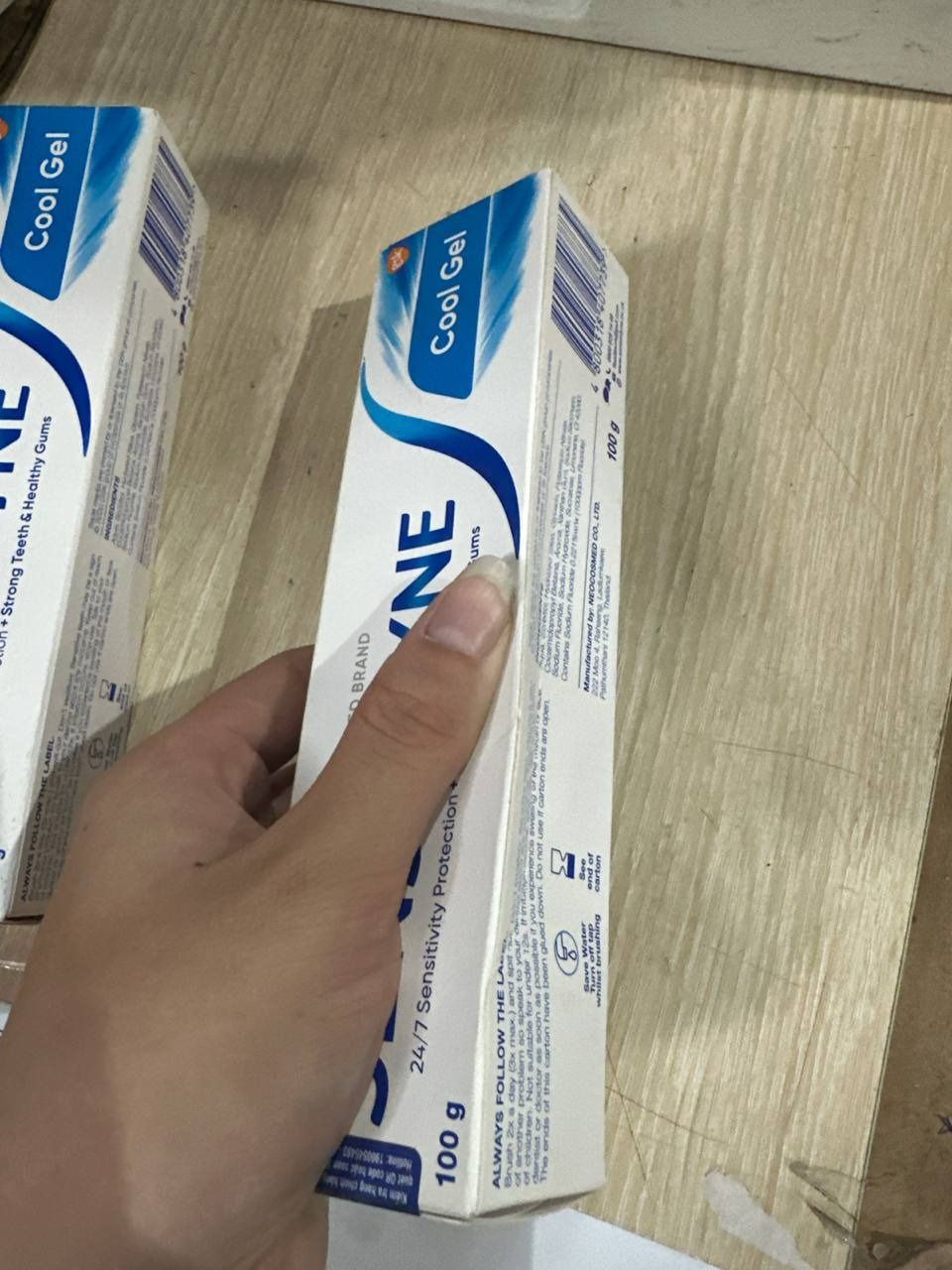 Kem đánh răng SENSODYNE Cool Gel - mát lạnh (100g)