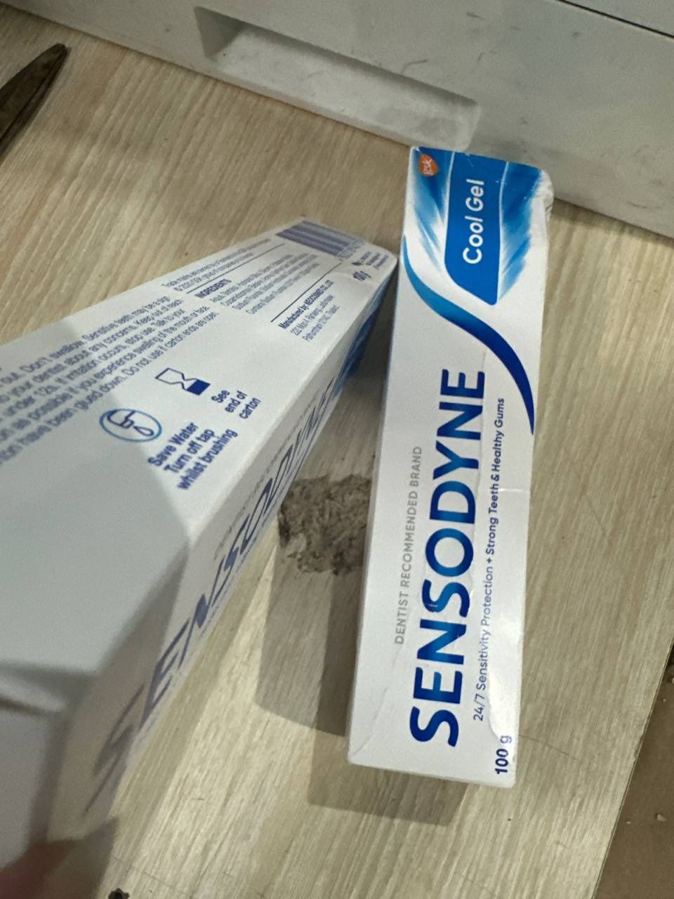 Kem đánh răng SENSODYNE Cool Gel - mát lạnh (100g)