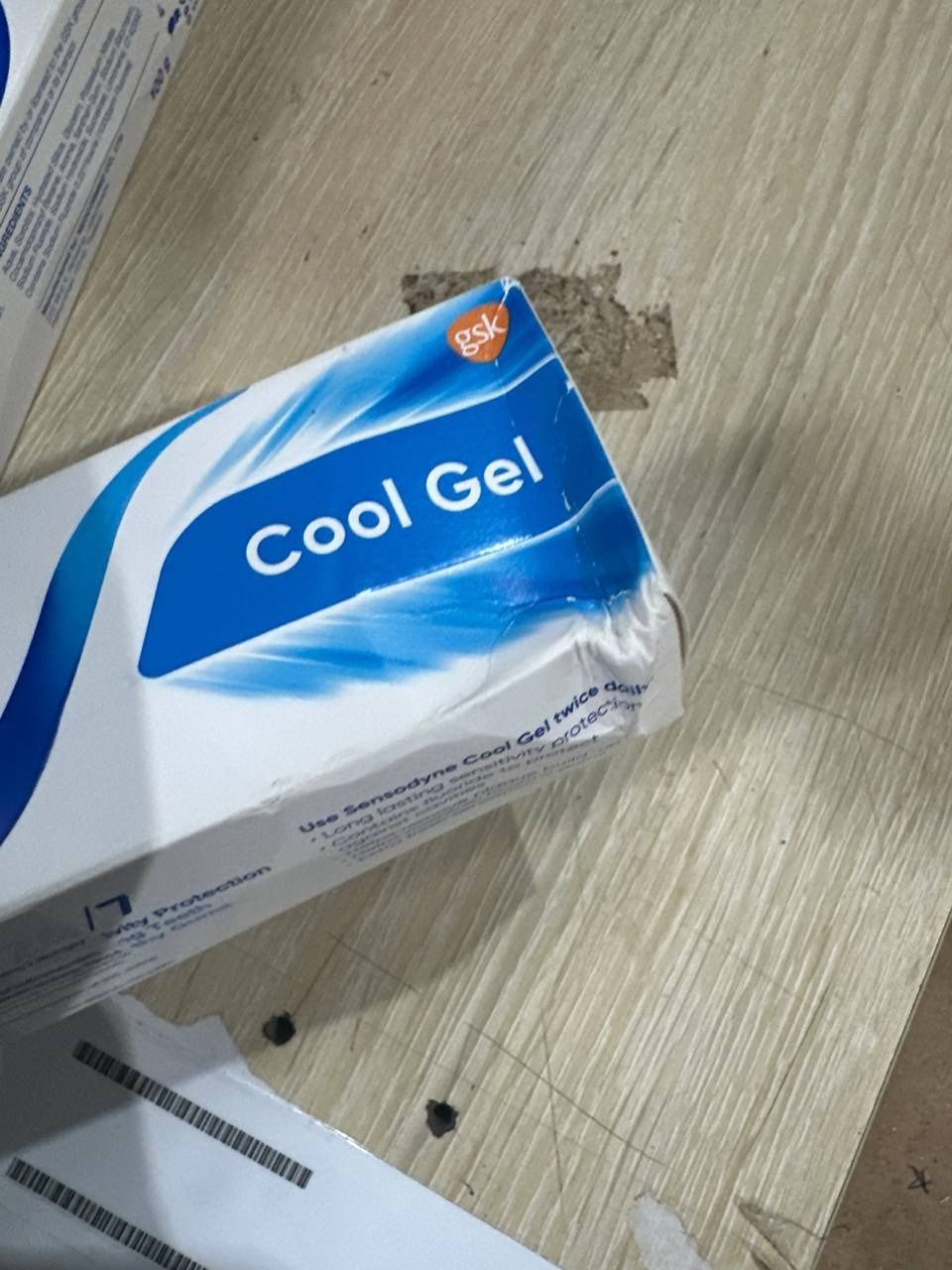 Kem đánh răng SENSODYNE Cool Gel - mát lạnh (100g)