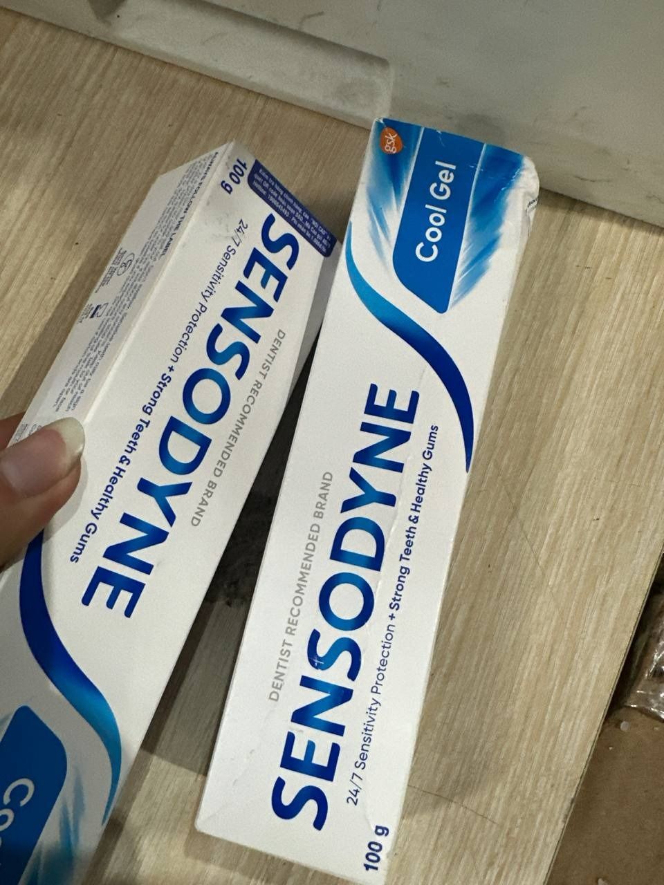 Kem đánh răng SENSODYNE Cool Gel - mát lạnh (100g)