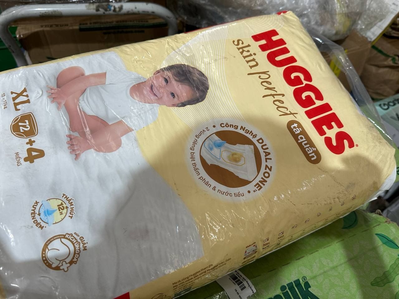 Tã quần Huggies Skin Perfect Mega Jumbo XL72+4 miếng với 2 vùng thấm giảm kích ứng da