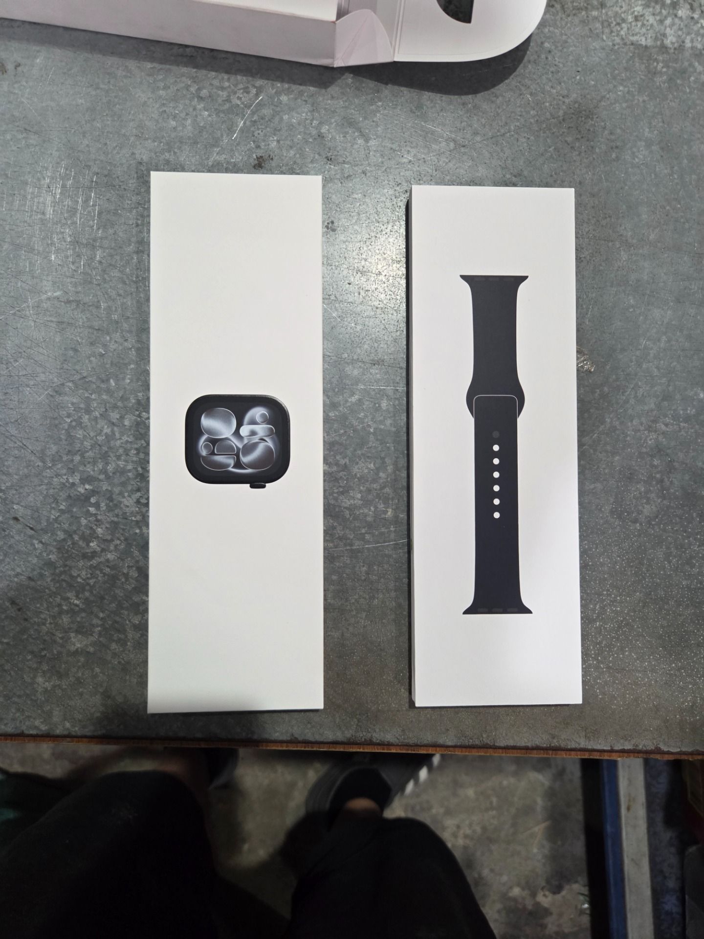 Apple Watch Series 11 GPS (Viền nhôm, dây cao su) - Đen bóng - Dây đen - Size S/M - 42mm