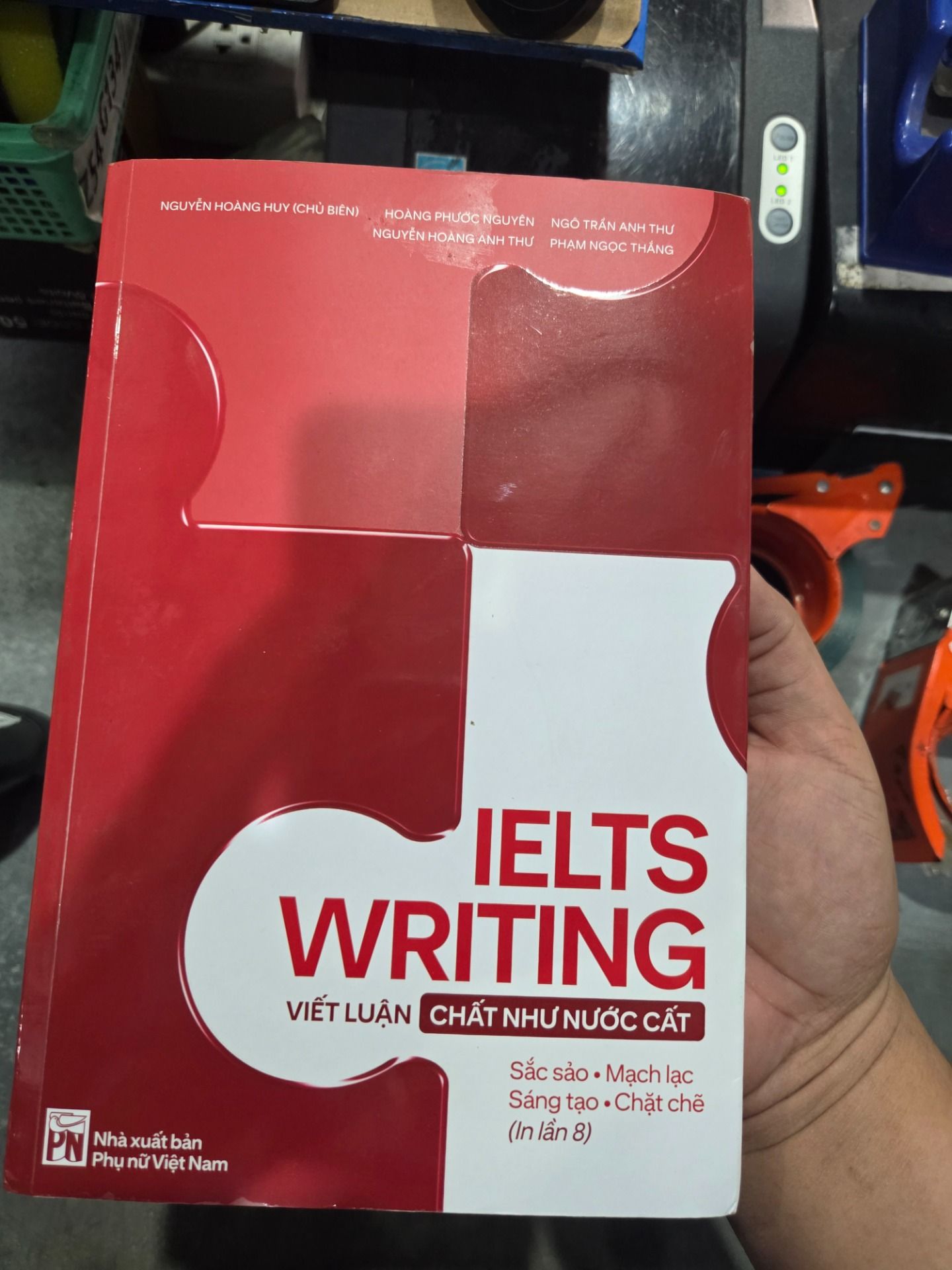 Sách IELTS Writing: Viết Luận “Chất Như Nước Cất”