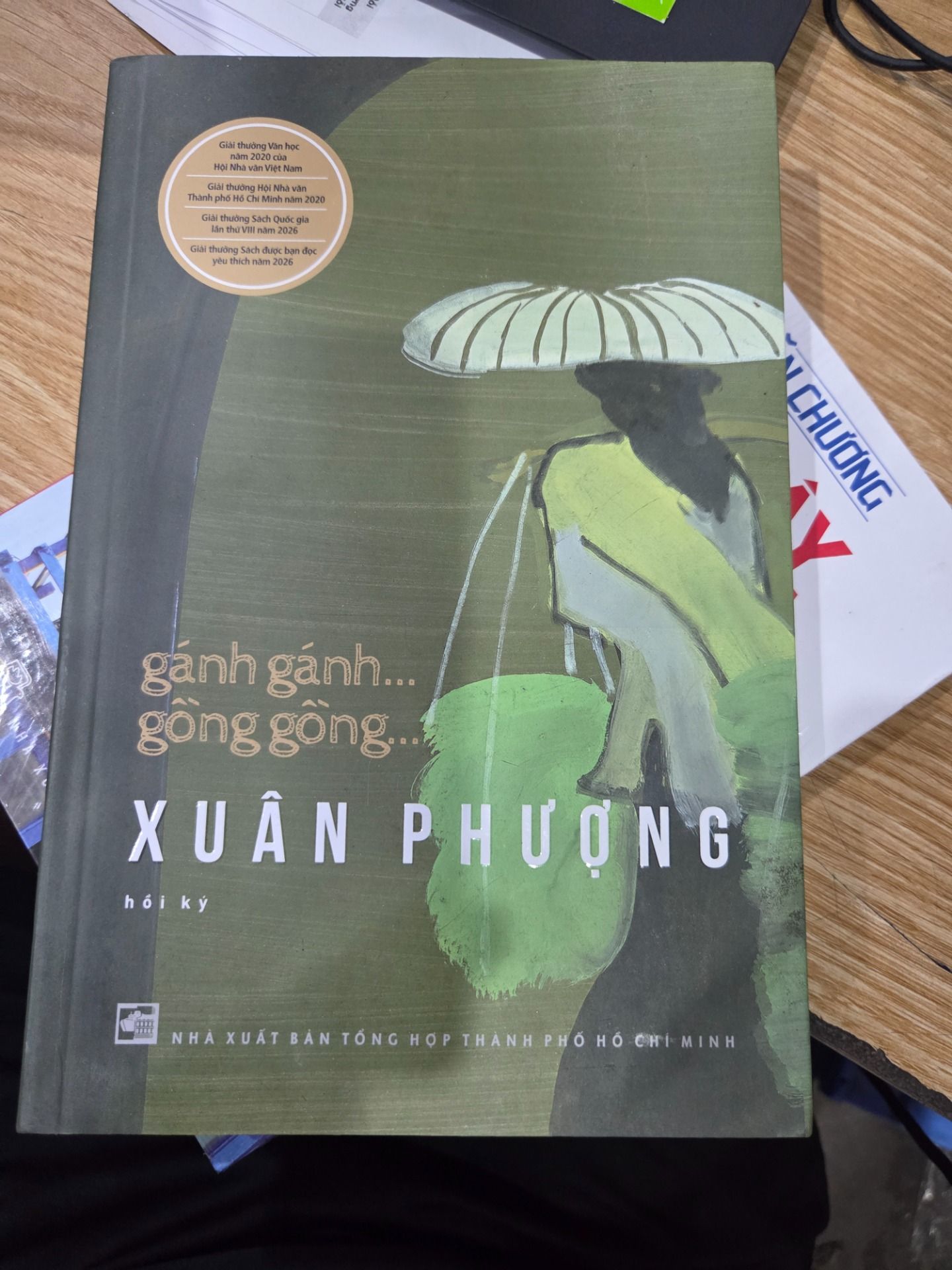 Sách Gánh gánh… gồng gồng… Hồi ký Xuân Phượng