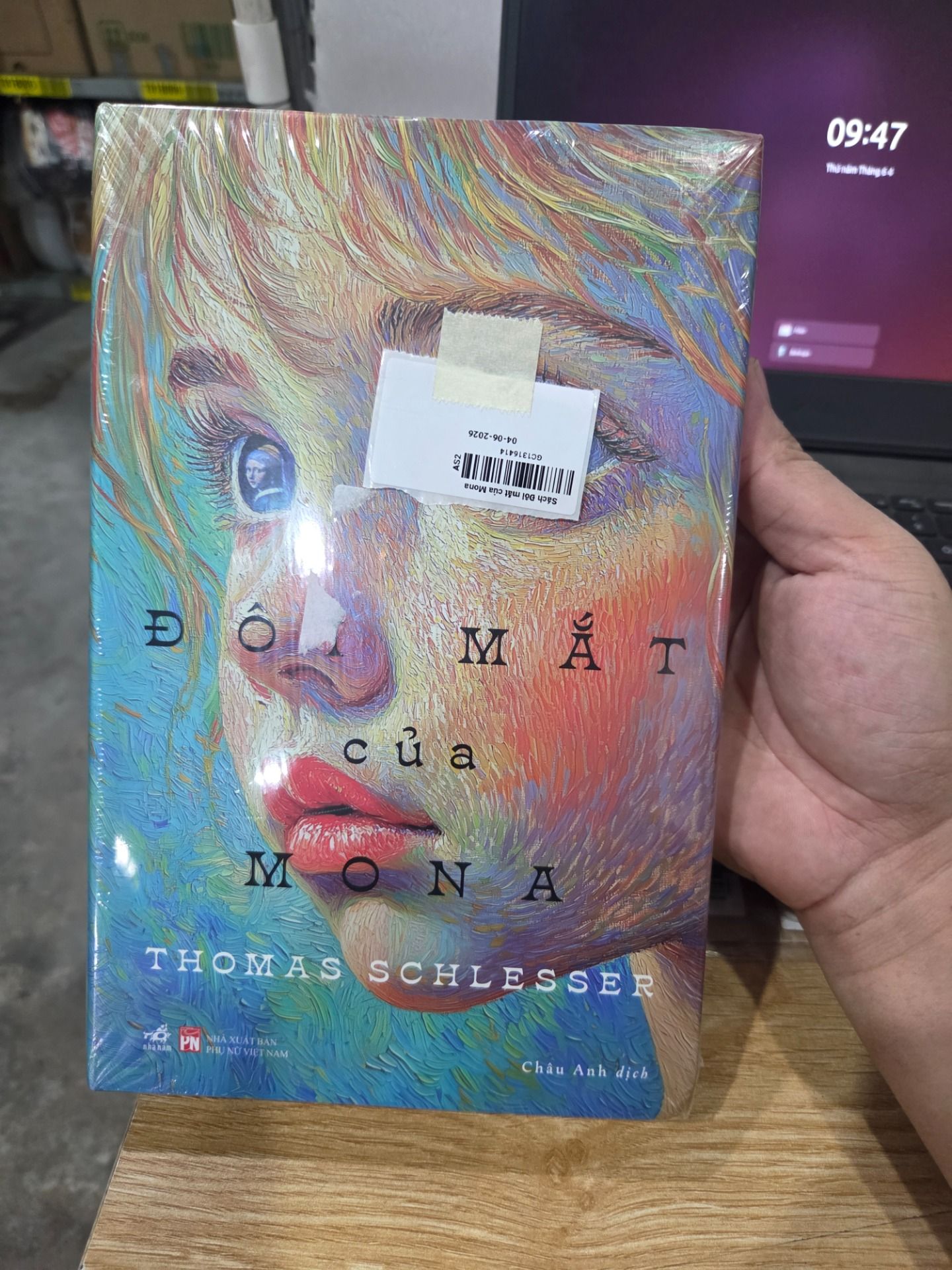 Sách Đôi mắt của Mona