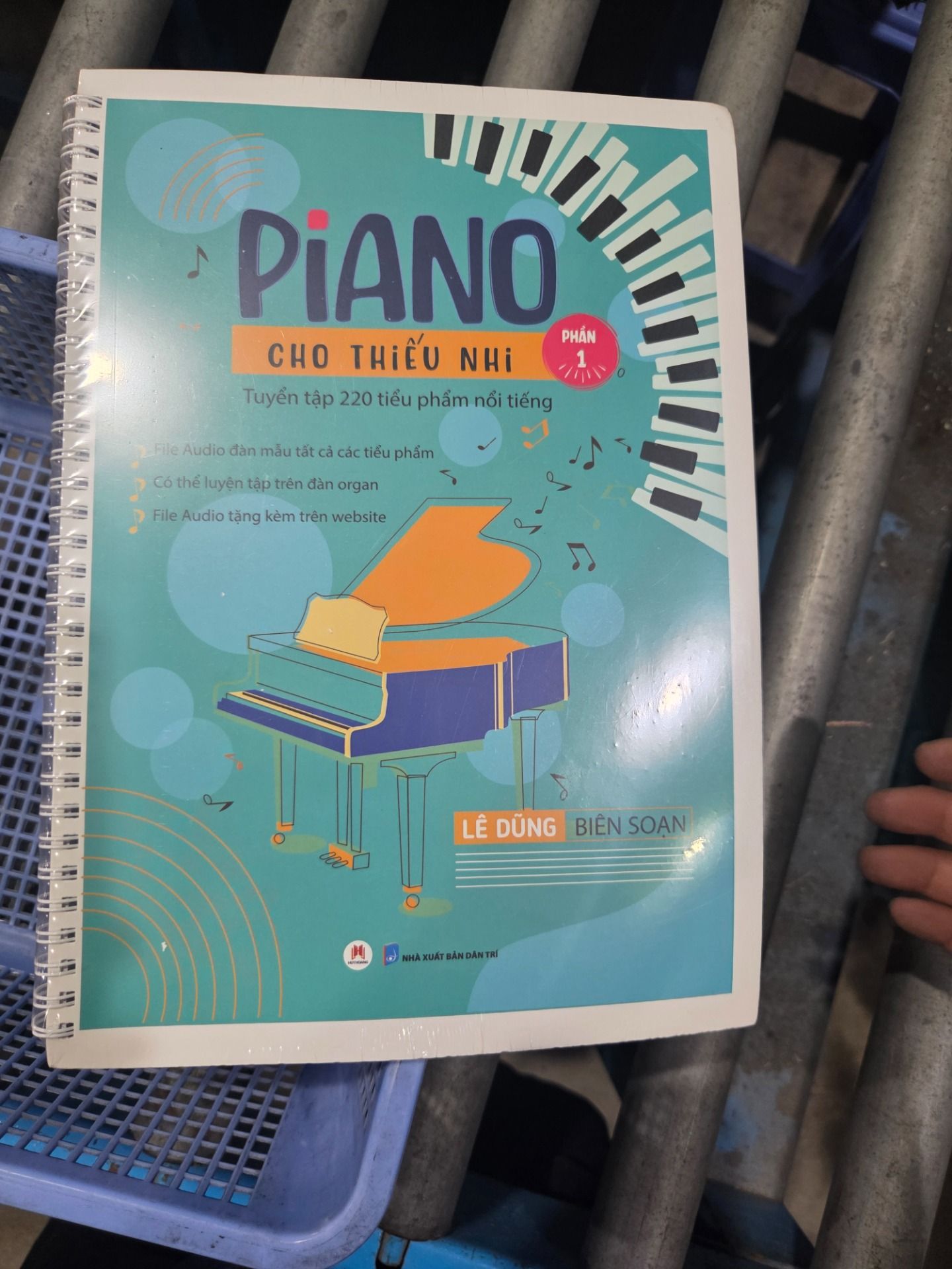 Sách Piano cho thiếu nhi - Tuyển tập 220 tiểu phẩm nổi tiếng (Phần 1) - File audio đàn mẫu tất cả các tiểu phẩm - Có thể luyện tập trên đàn organ - File audio tặng kèm trên website