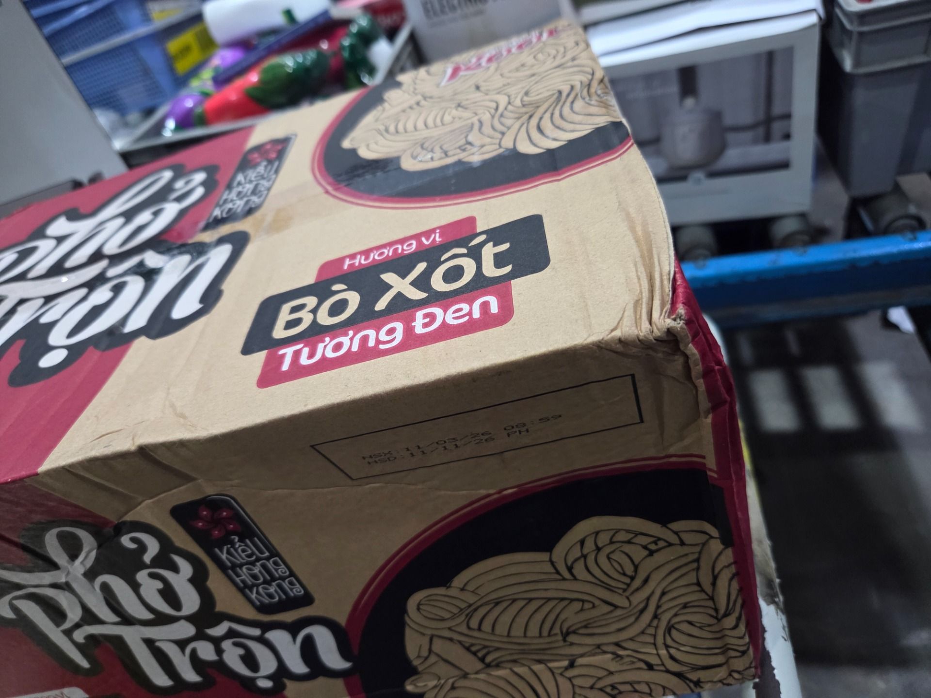 Thùng 12 Hộp Phở Trộn Bò Sốt Tương Đen Cung Đình Kool (80g / Hộp)