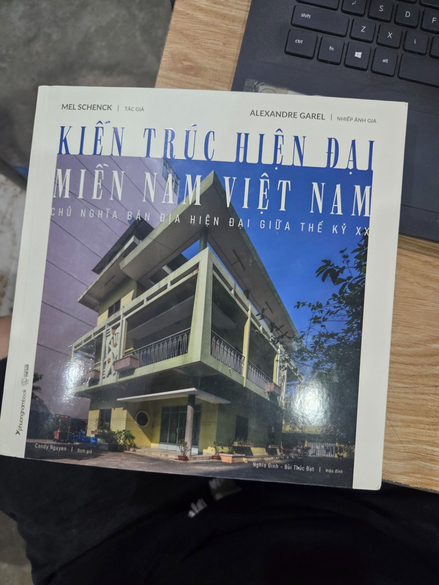 Kiến Trúc Hiện Đại Miền Nam Việt Nam (Sách Màu - Bìa Mềm)