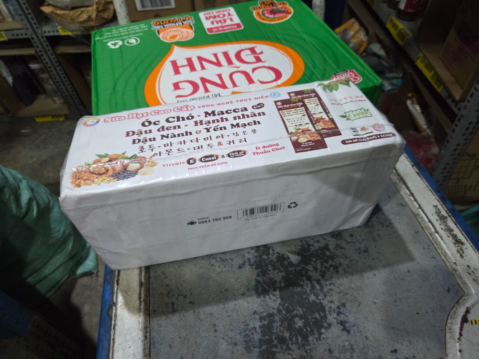 Sữa hạt cao cấp Óc chó-Macca-Đậu đen-Hạnh nhân-Đậu nành & Yến mạch ít đường 190ml (24 hộp/thùng)