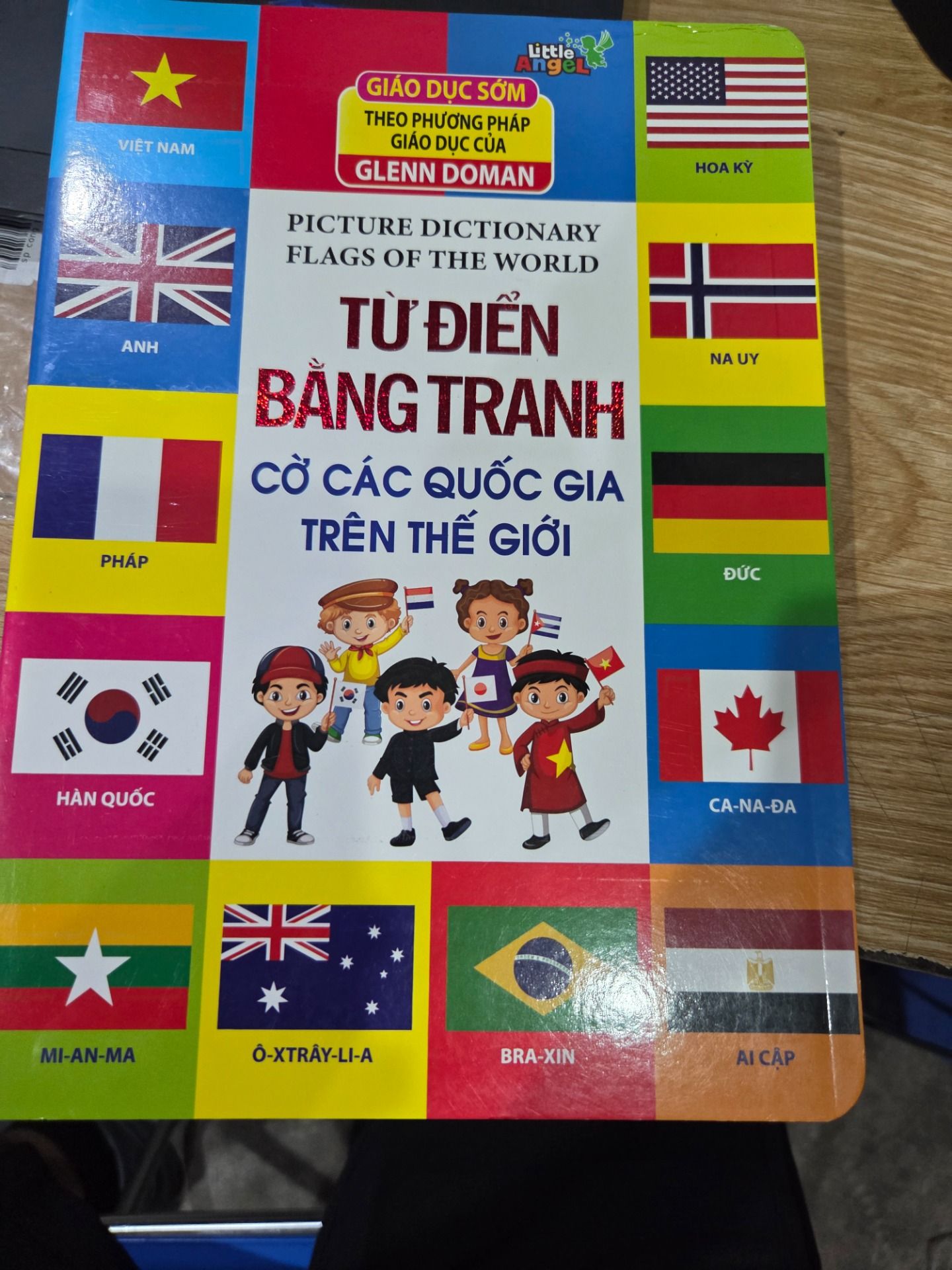 Sách Từ Điển Bằng Tranh - Cờ Các Quốc Gia Trên Thế Giới (Bìa Cứng)