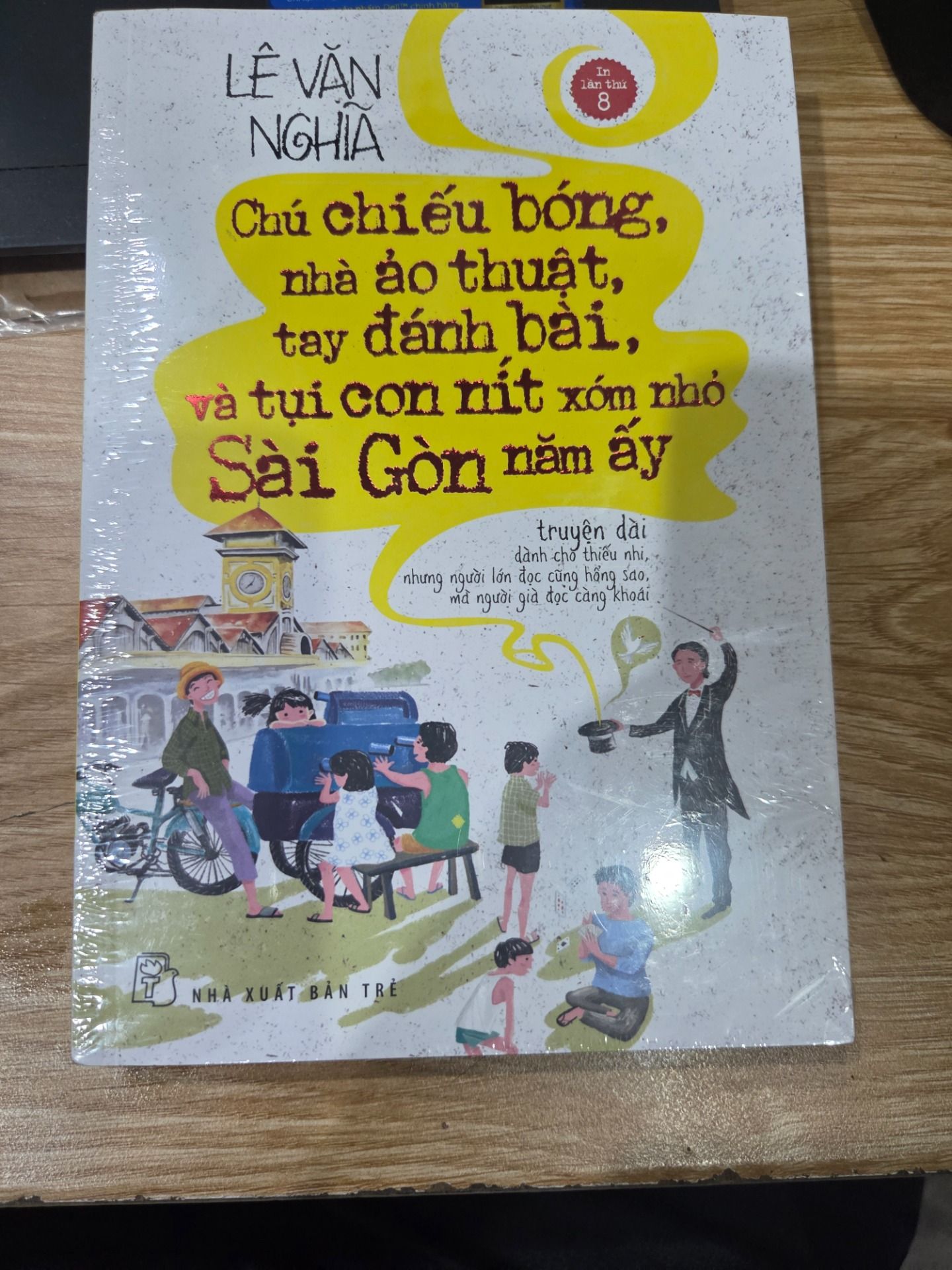 Sách Chú chiếu bóng, nhà ảo thuật, tay đánh bài và tụi con nít xóm nhỏ Sài Gòn năm ấy- ĐỔI BÌA - ĐỔI GIÁ