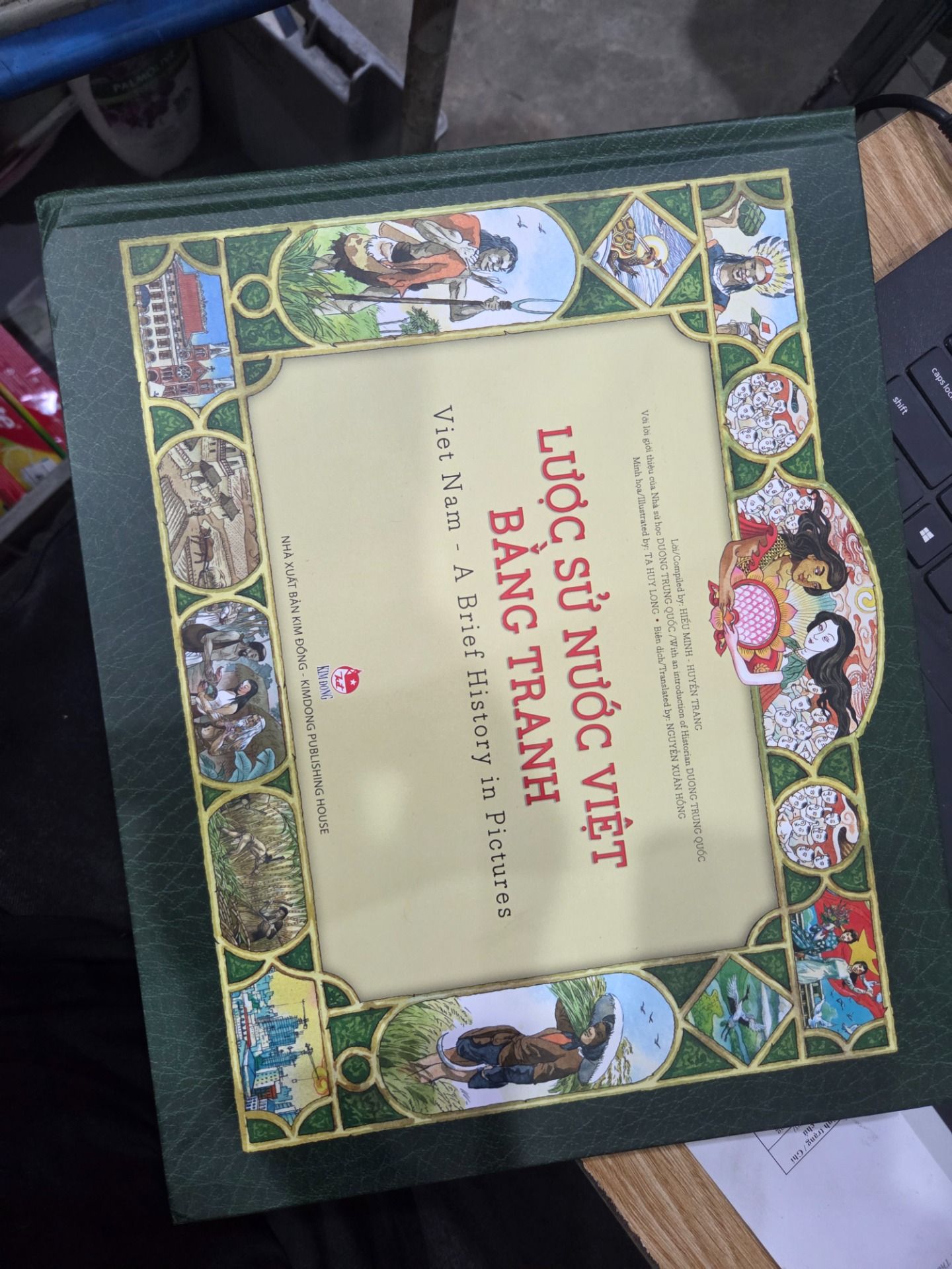 Sách Lược Sử Nước Việt Bằng Tranh: Viet Nam – A Brief History In Pictures (Tái Bản)