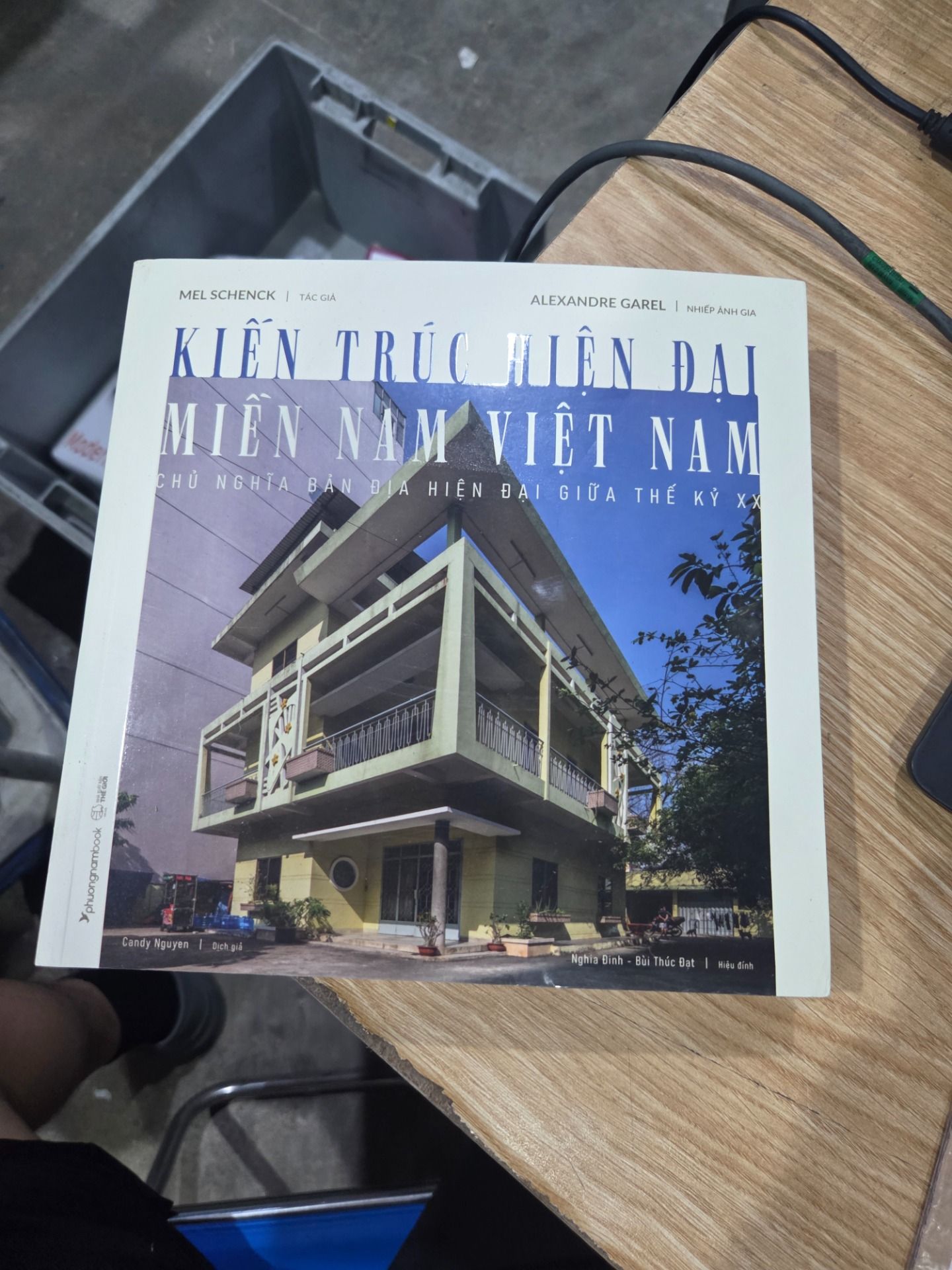 Kiến Trúc Hiện Đại Miền Nam Việt Nam (Sách Màu - Bìa Mềm)