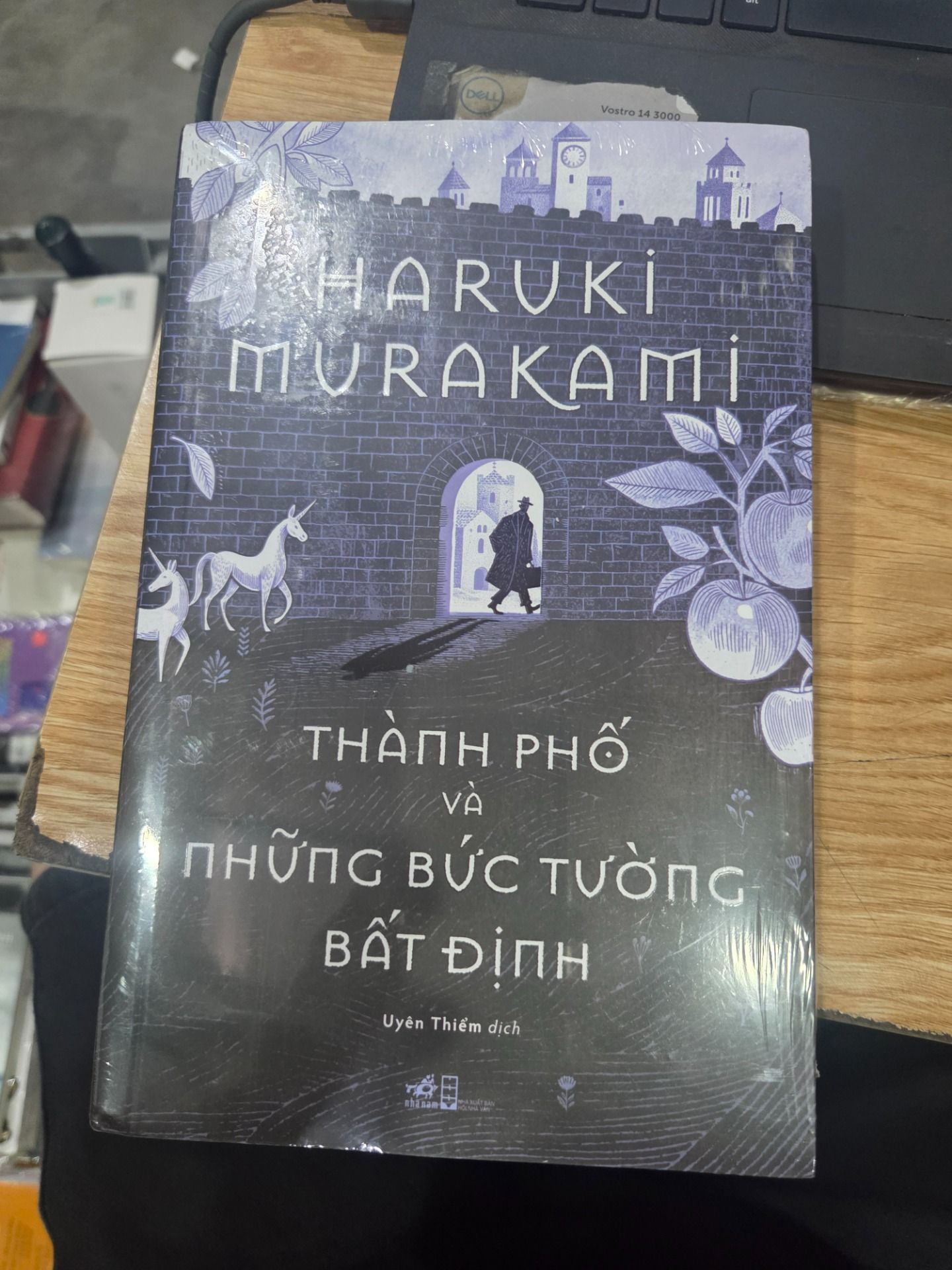 Sách Thành Phố Và Những Bức Tường Bất Định