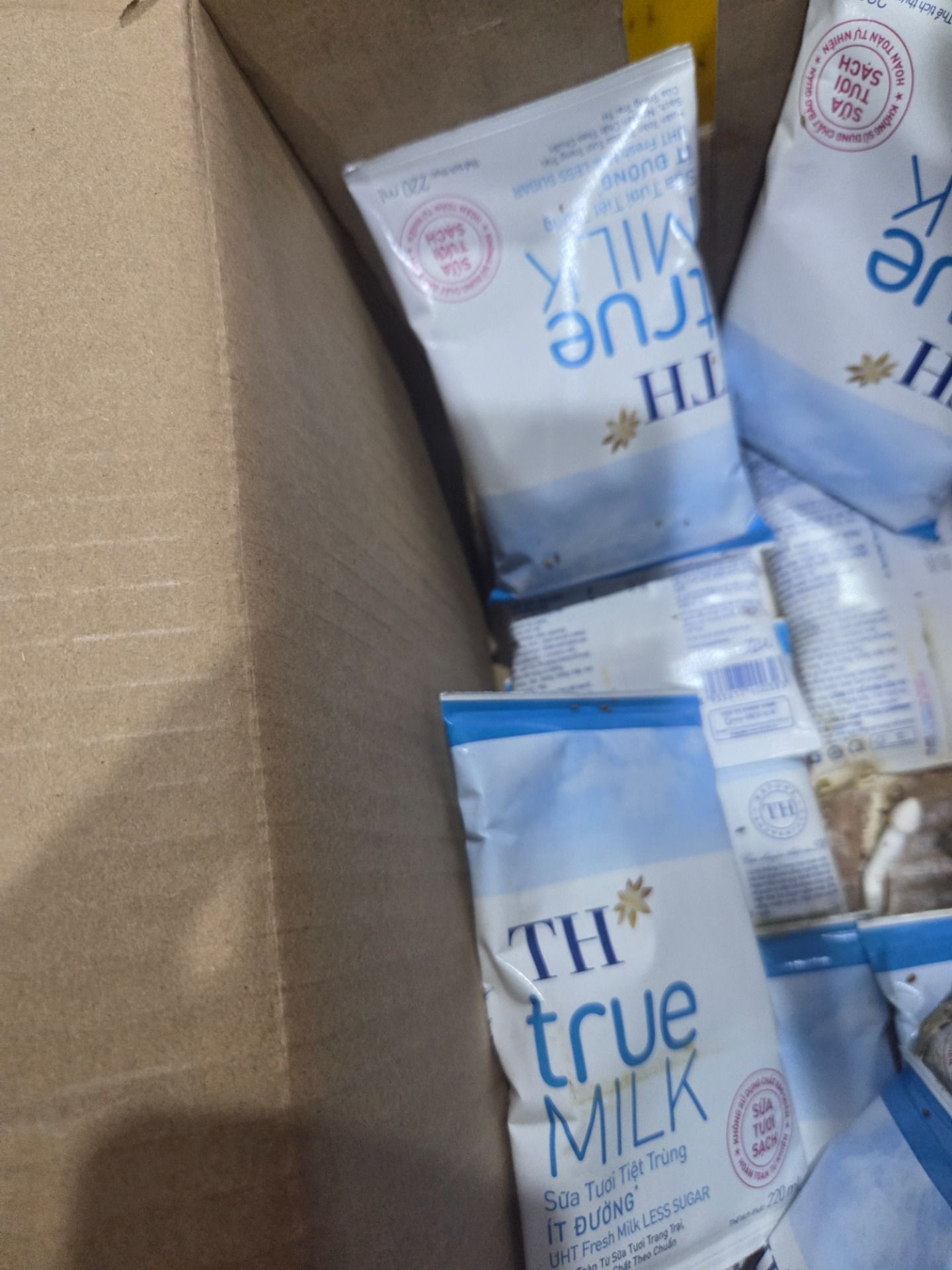 Thùng 48 bịch sữa tươi tiệt trùng TH True Milk  ít đường 220ml