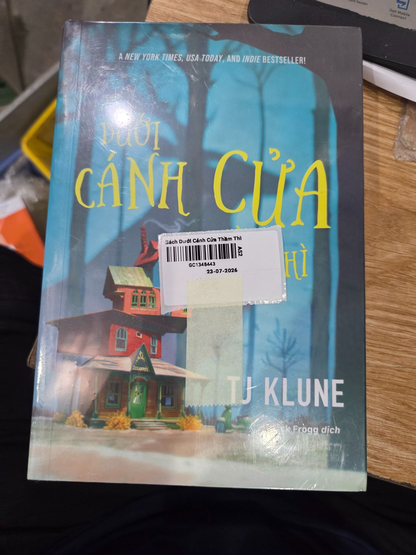 Sách Dưới Cánh Cửa Thầm Thì