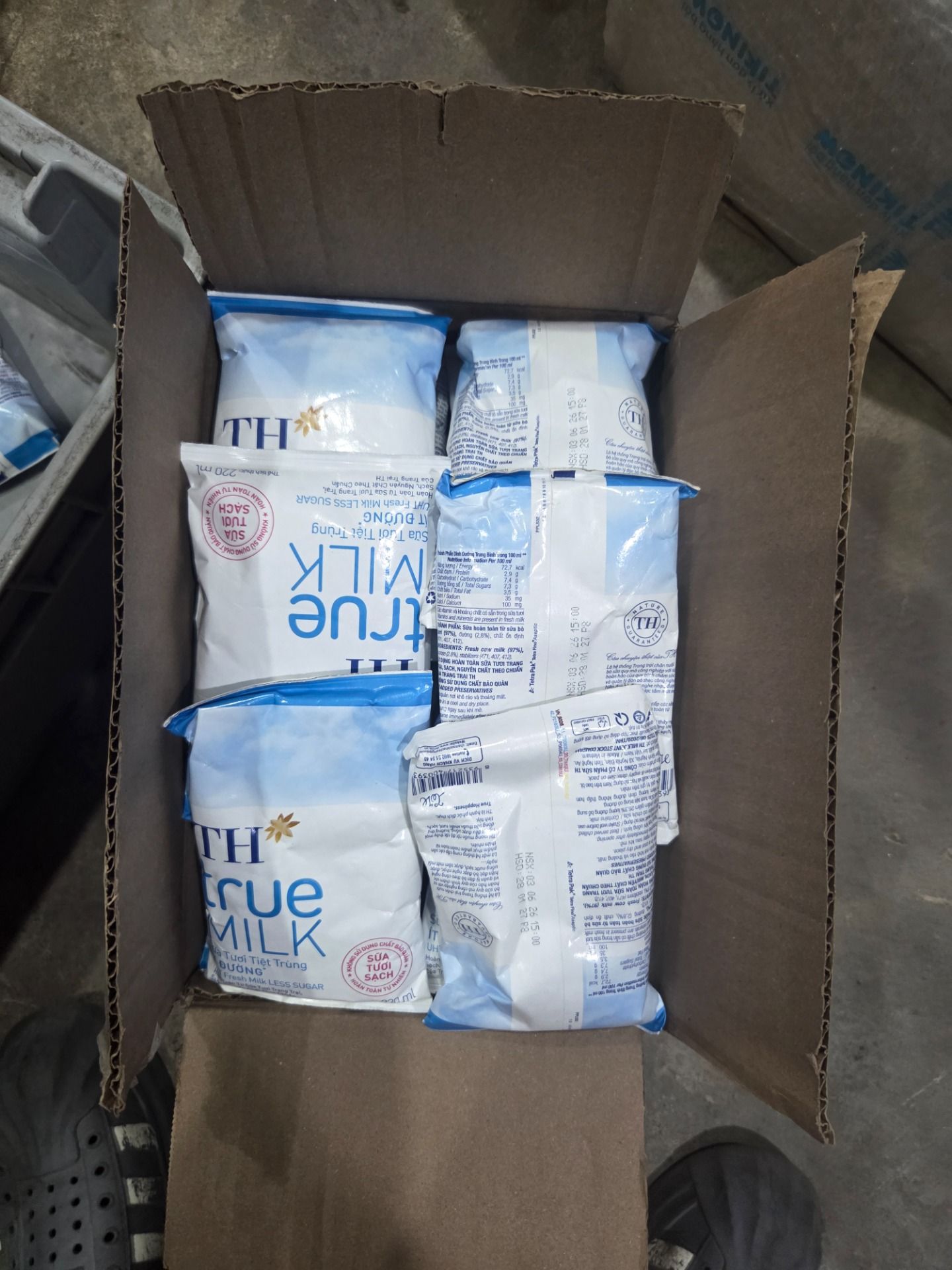 Thùng 48 bịch sữa tươi tiệt trùng TH True Milk  ít đường 220ml