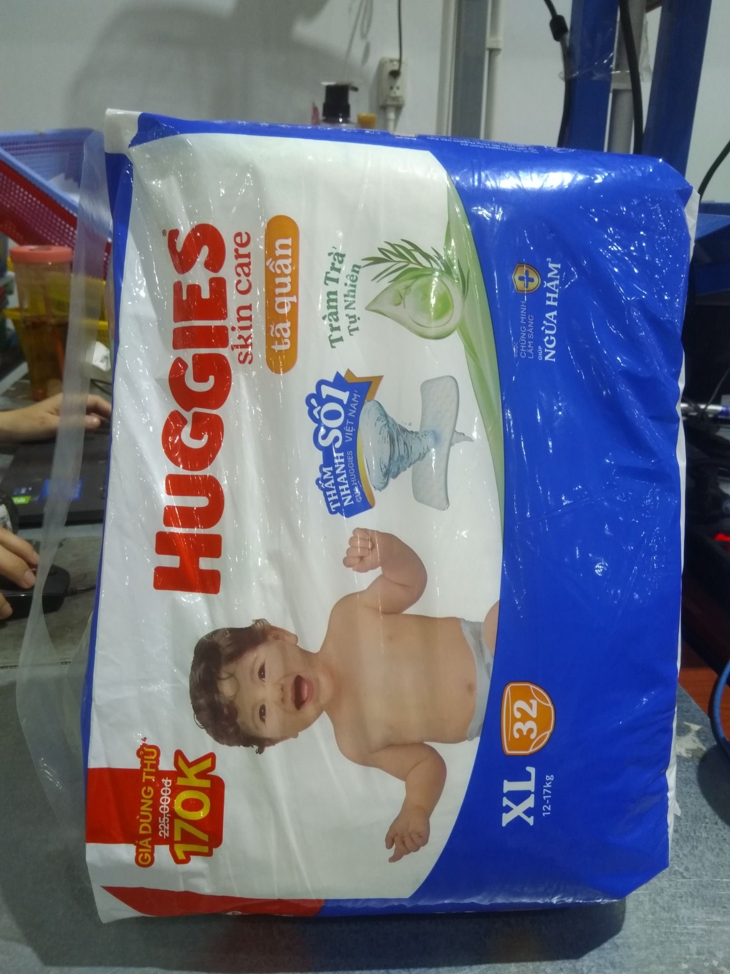 [Gift] Size XL32 Tã/bỉm quần Huggies Skin Care Jumbo XL32 miếng  - Mẫu ngẫu nhiên