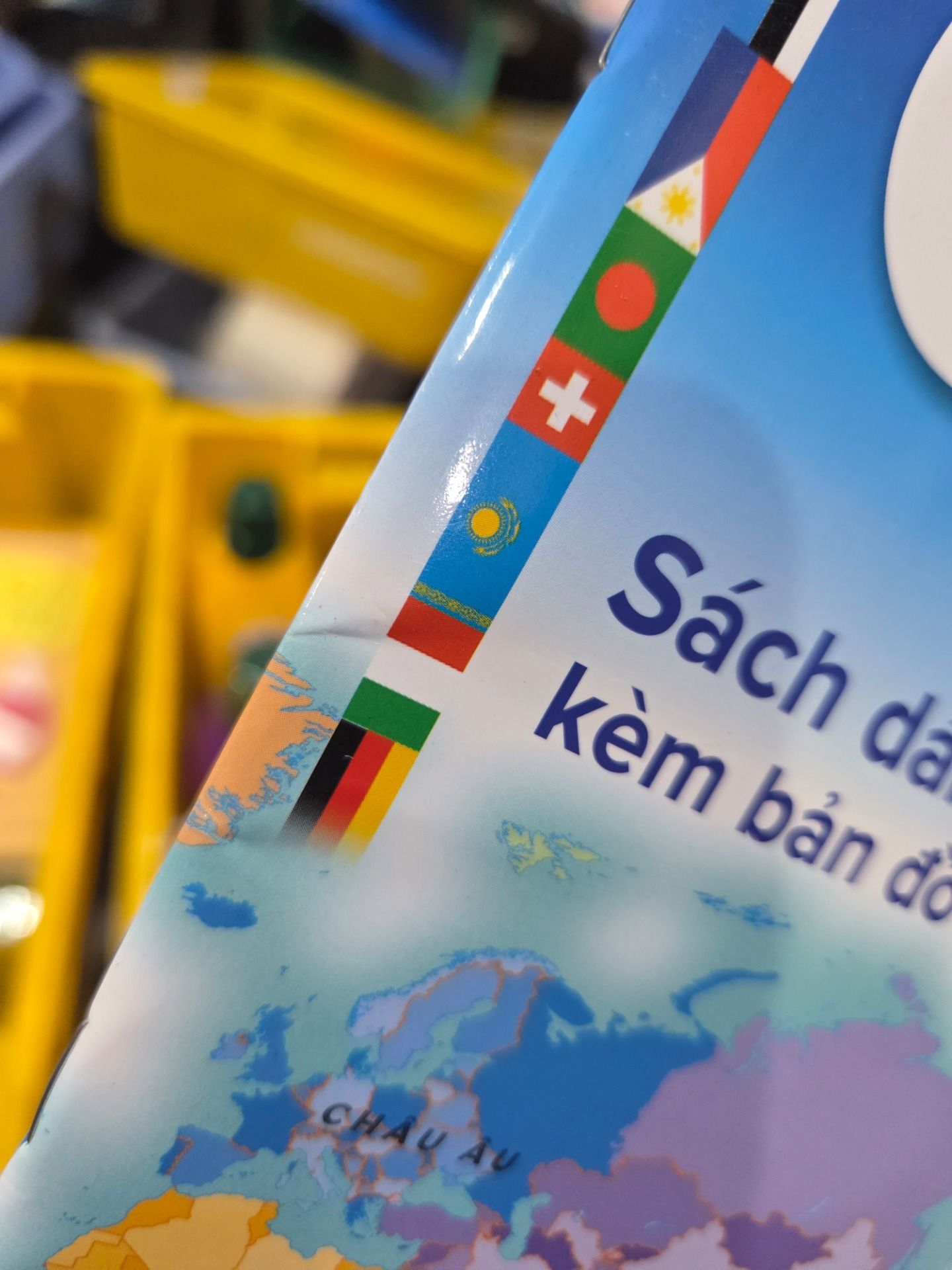 Quốc Kì Các Nước Trên Thế Giới - Sách Dán Hình Thông Minh Kèm Bản Đồ Thế Giới- Với Hơn 400 Lá Cờ Bóc Dán