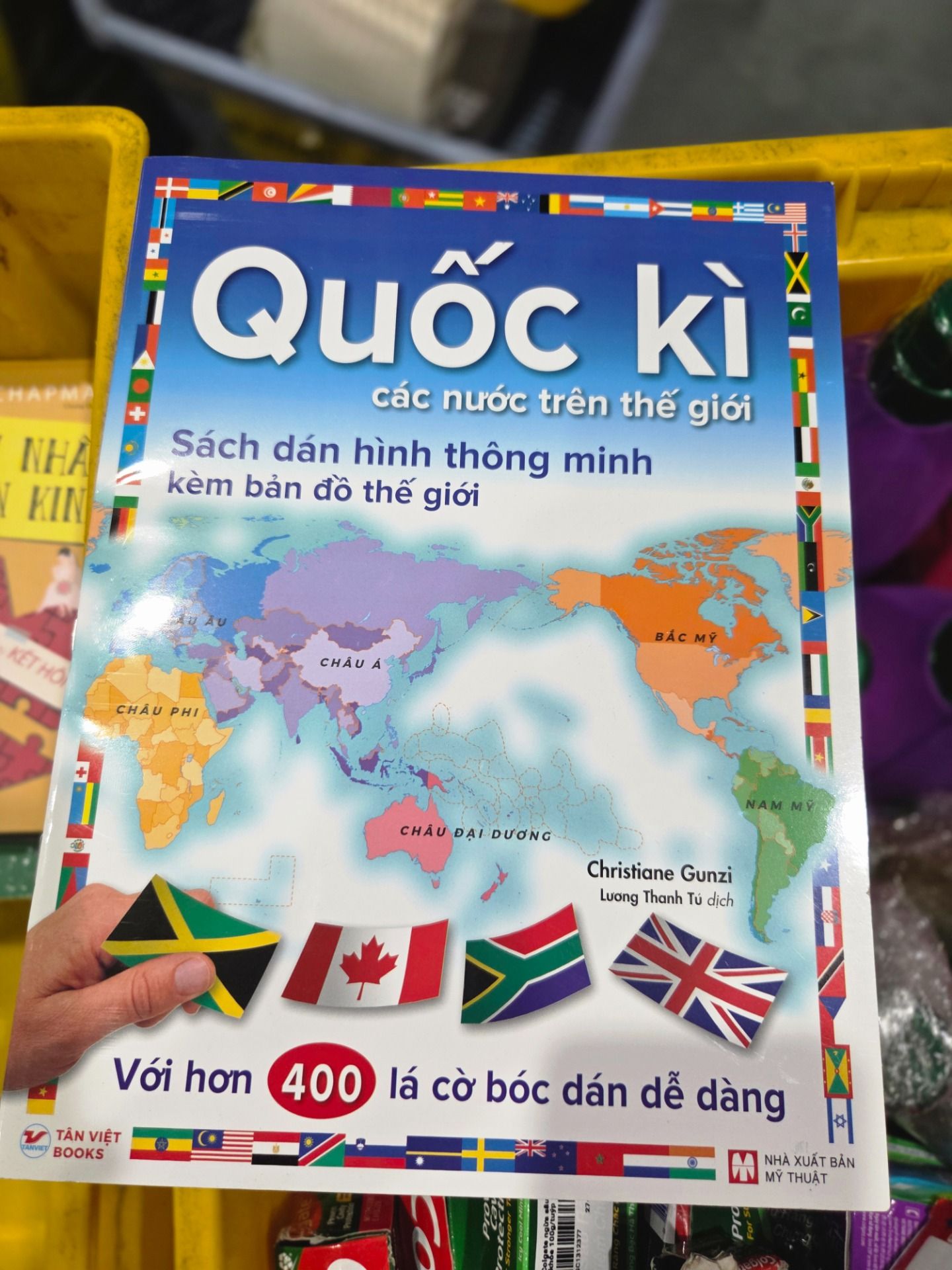 Quốc Kì Các Nước Trên Thế Giới - Sách Dán Hình Thông Minh Kèm Bản Đồ Thế Giới- Với Hơn 400 Lá Cờ Bóc Dán