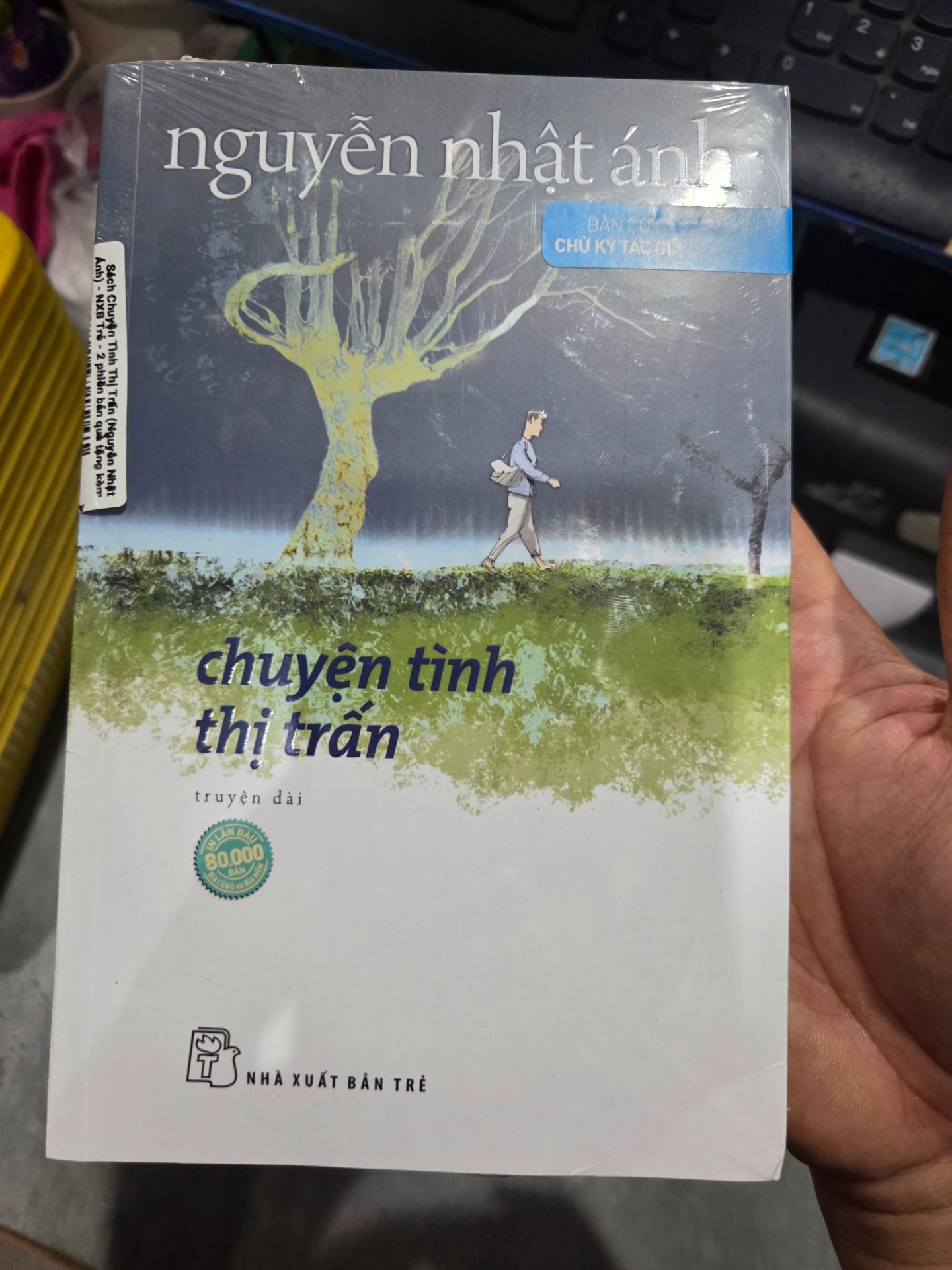 Sách Chuyện Tình Thị Trấn (Nguyễn Nhật Ánh) - NXB Trẻ - 2 phiên bản   quà tặng kèm  - Bìa mềm - Có chữ ký