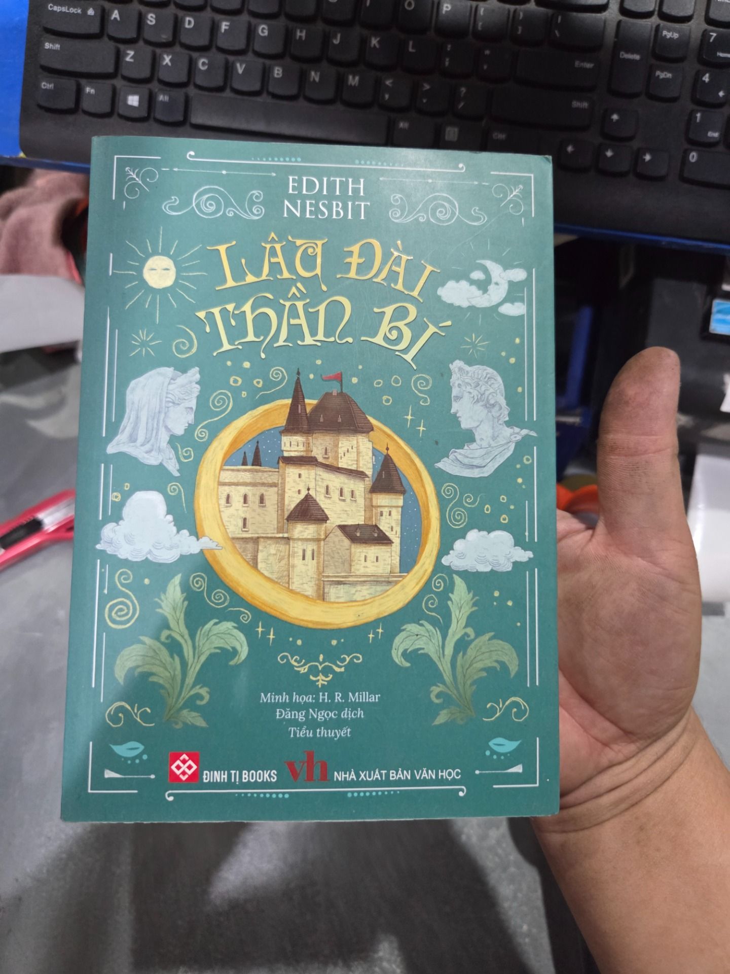Sách Lâu Đài Thần Bí