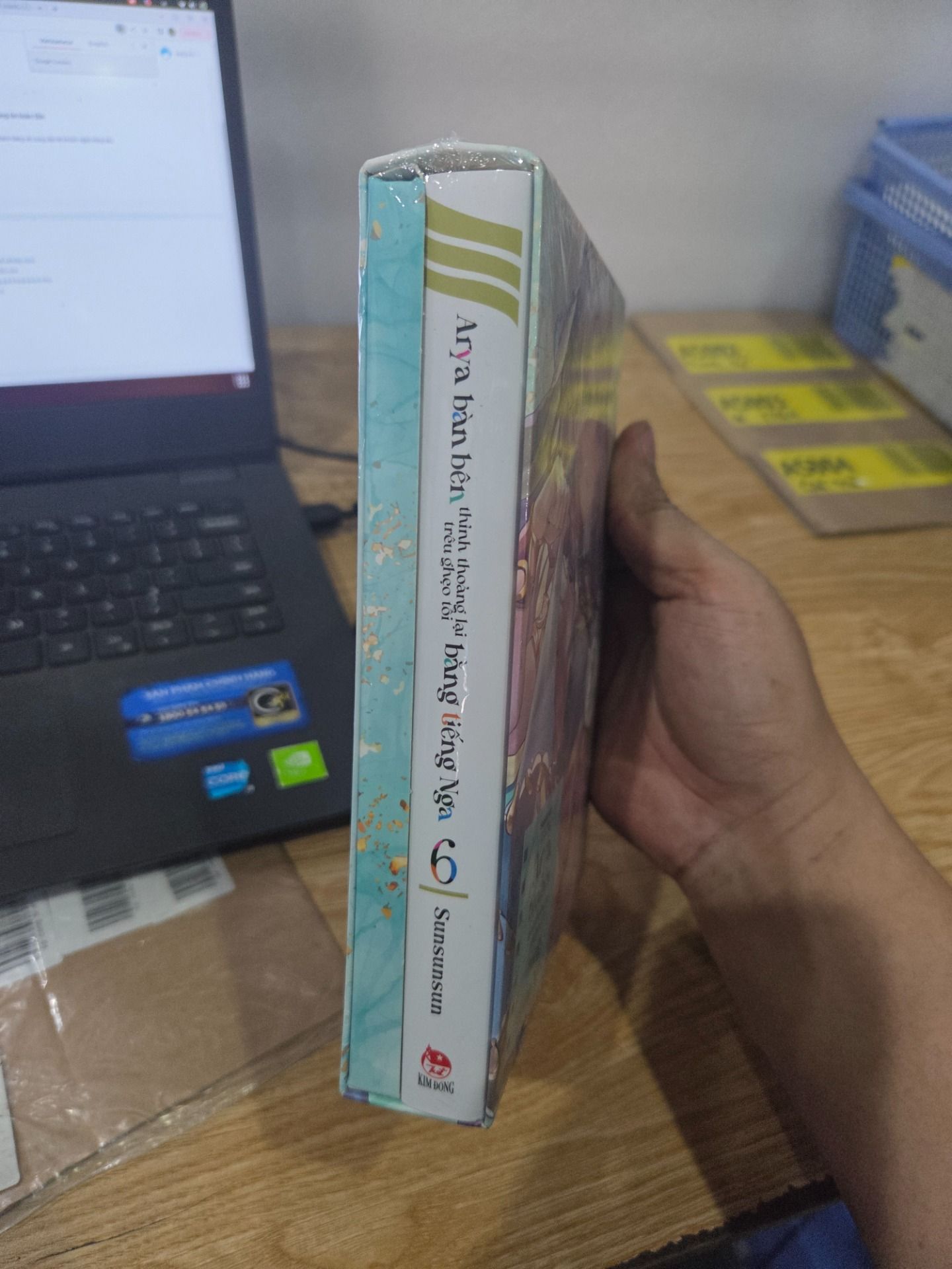Arya Bàn Bên Thỉnh Thoảng Lại Trêu Ghẹo Tôi Bằng Tiếng Nga – Tập 6 (Bản Boxset) [Tặng Boxset + Standee PVC + Standee Bế Hình Có Chân Đế]
