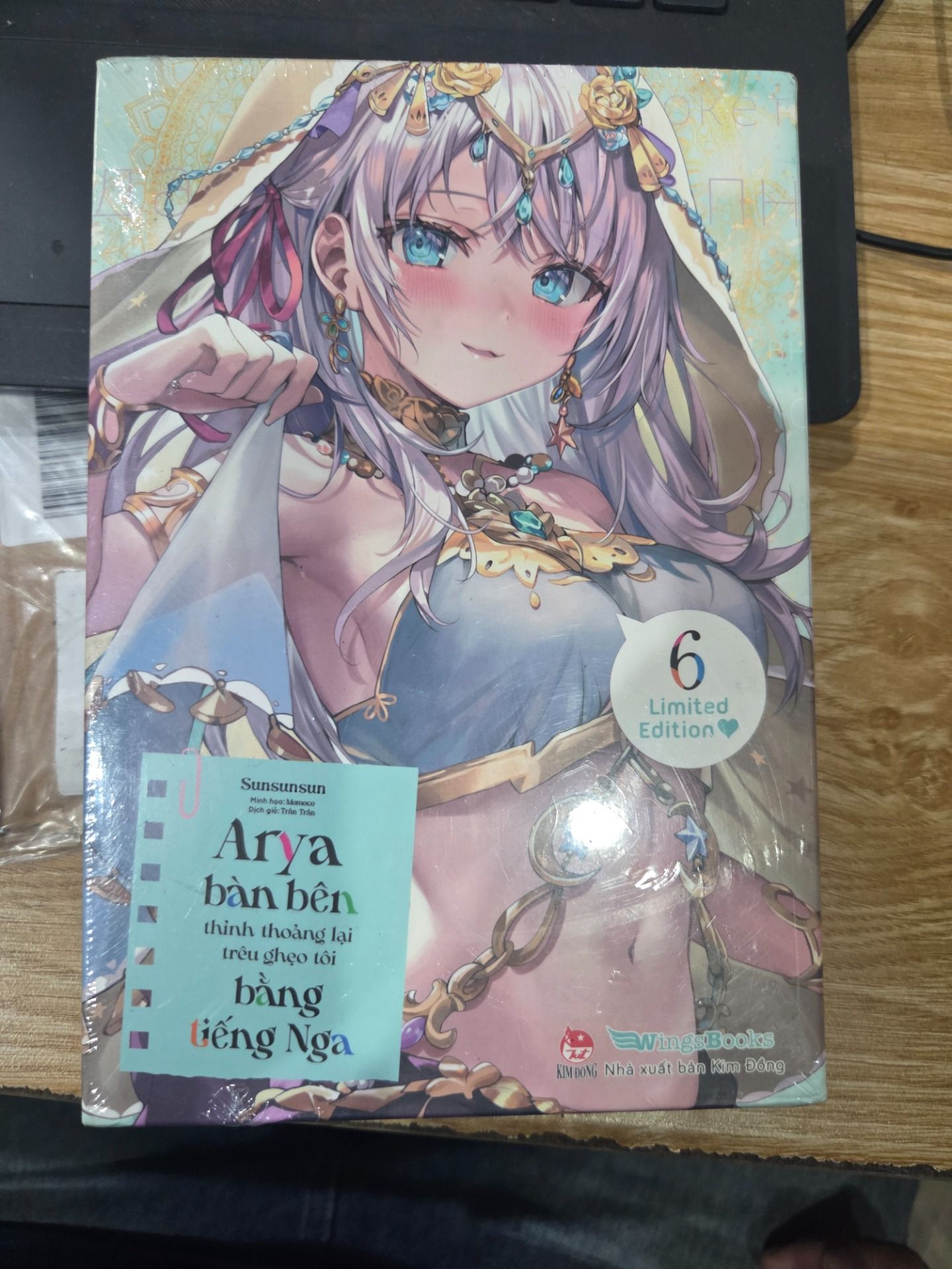Arya Bàn Bên Thỉnh Thoảng Lại Trêu Ghẹo Tôi Bằng Tiếng Nga – Tập 6 (Bản Boxset) [Tặng Boxset + Standee PVC + Standee Bế Hình Có Chân Đế]