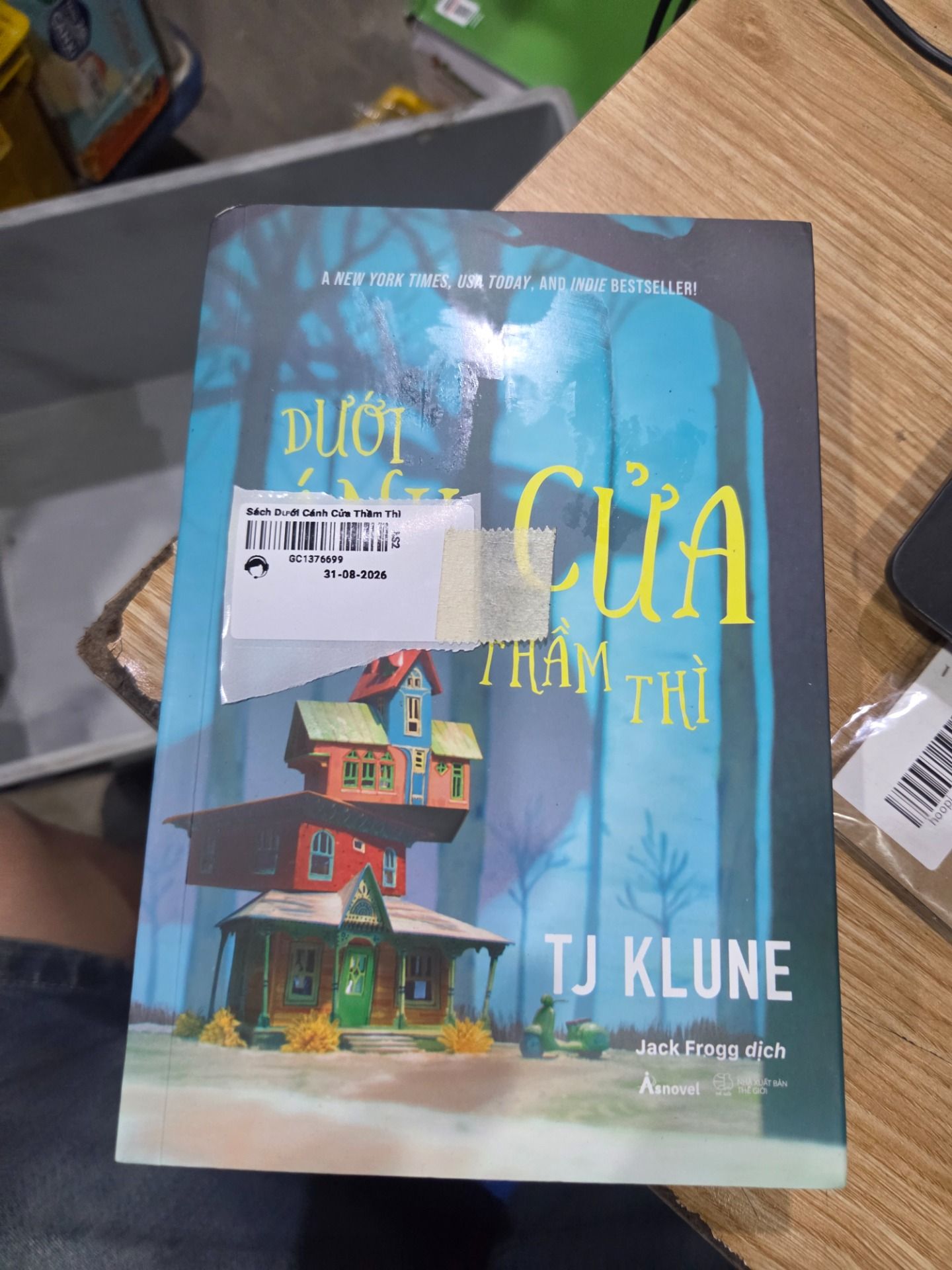 Sách Dưới Cánh Cửa Thầm Thì