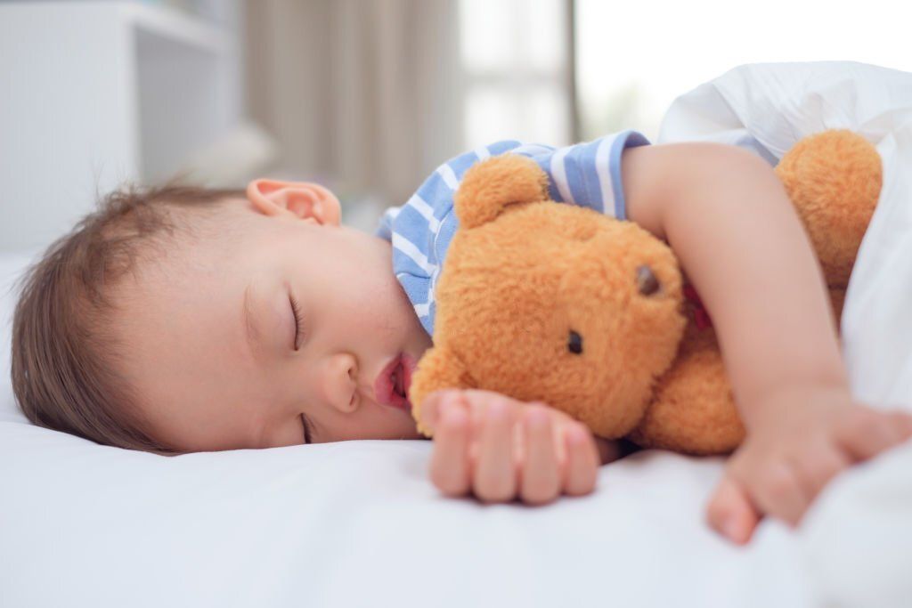 Trẻ em cũng chia giấc ngủ thành các giấc ngủ ngắn trong ngày